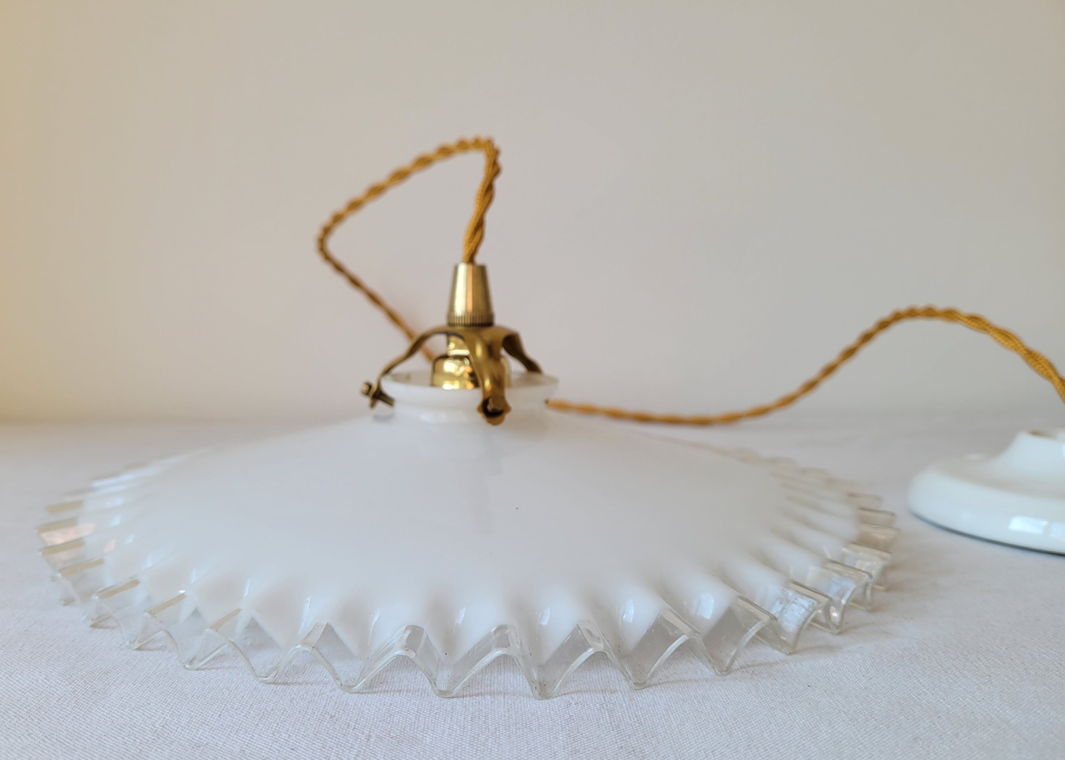 Serrated opaline suspension