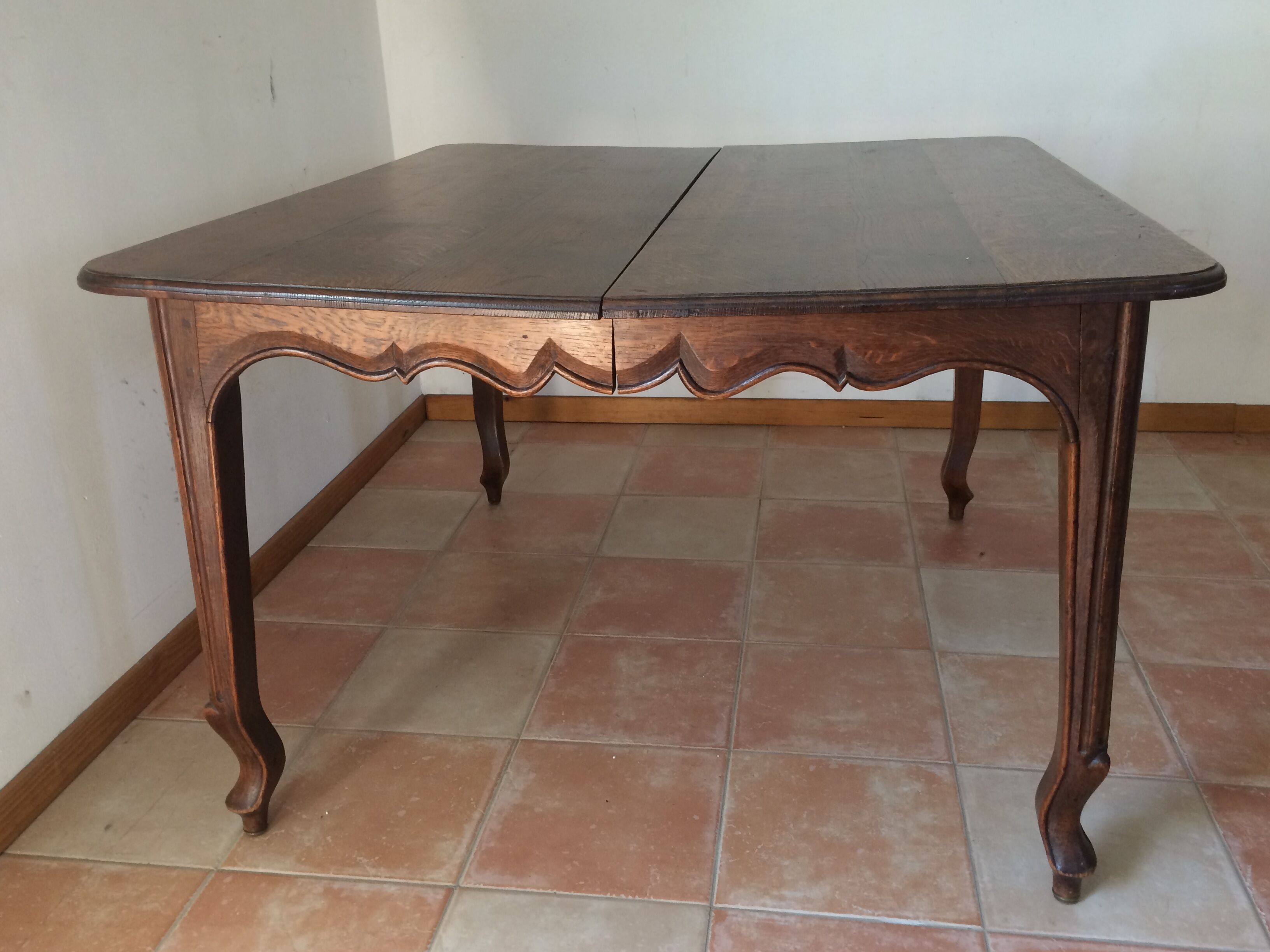 Expandable oak farm table. Late 19th.
