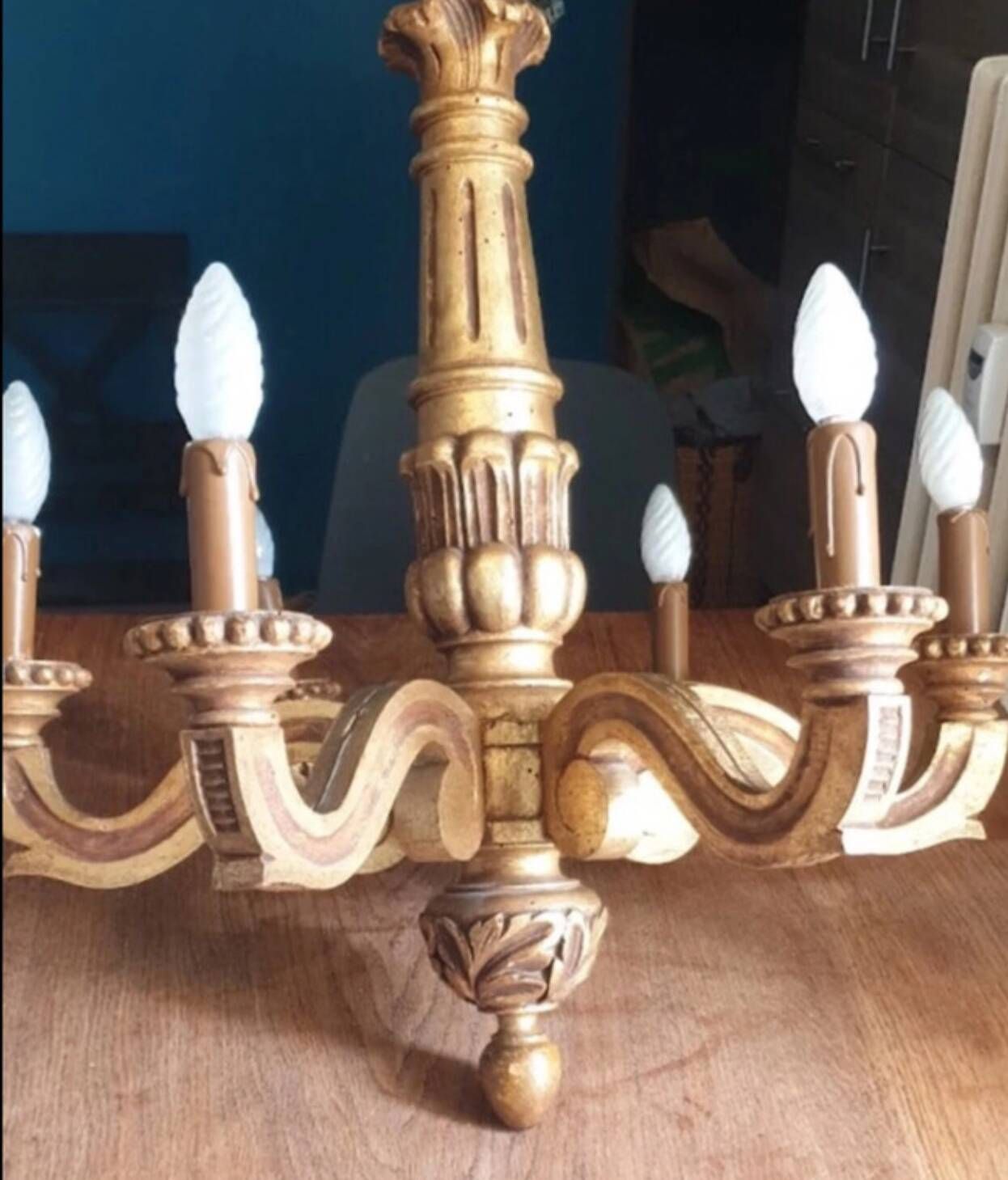 Antique chandelier in carved wood, 6 light arms and gilded with fine gold.