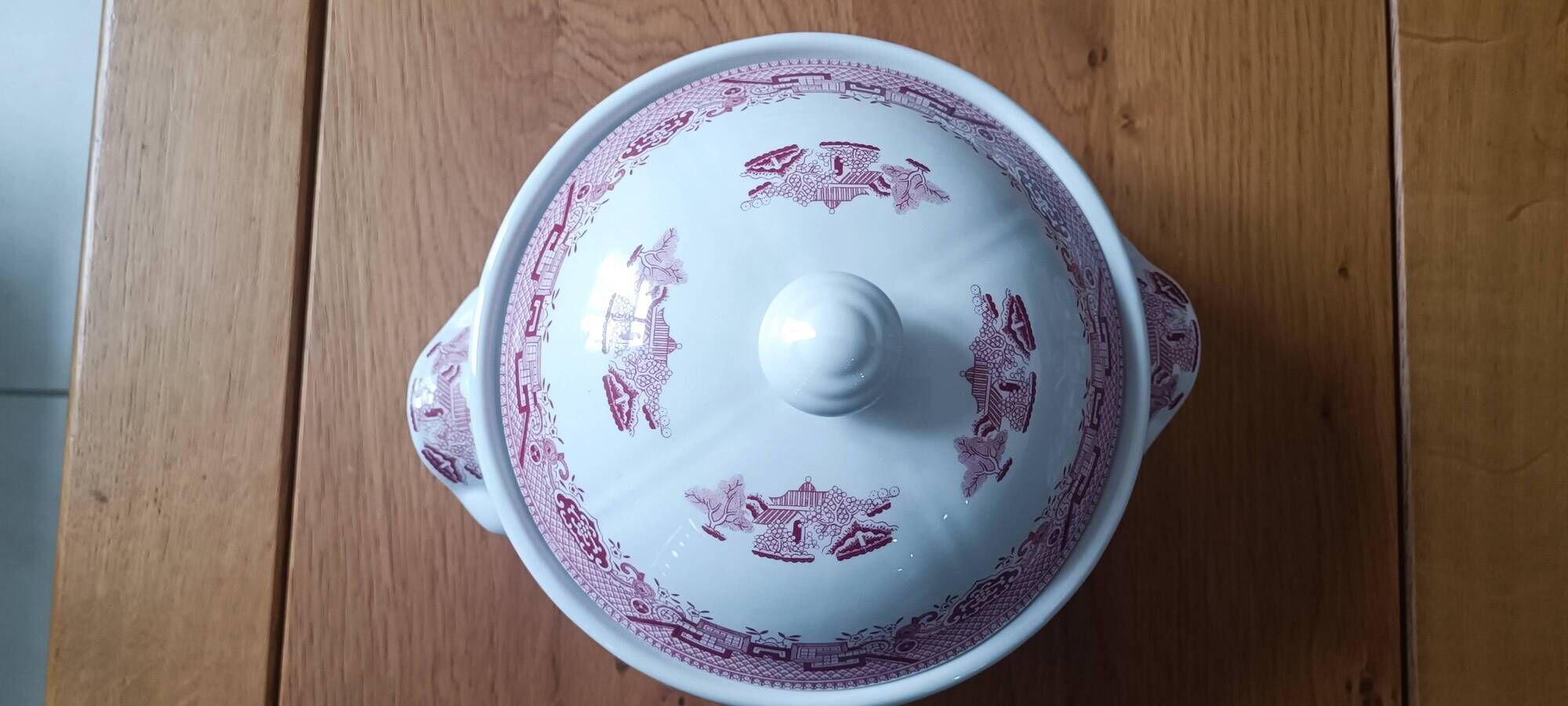 Vintage soup tureen in English earthenware Churchill Rosa pink Willow pattern.