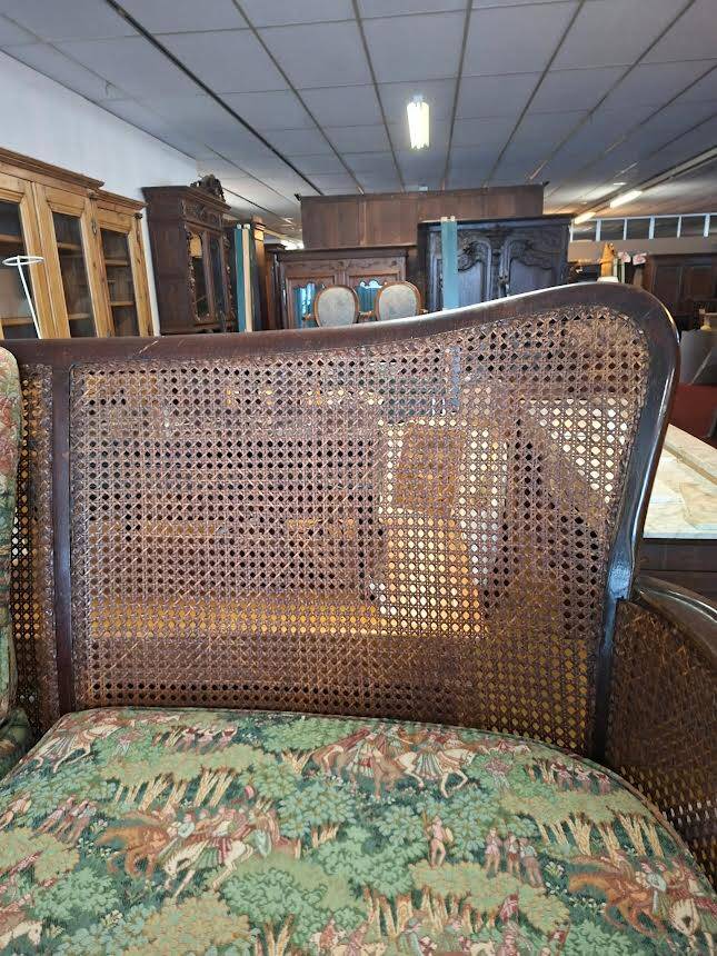 Antique English two-seater canapé, carved wooden frame.