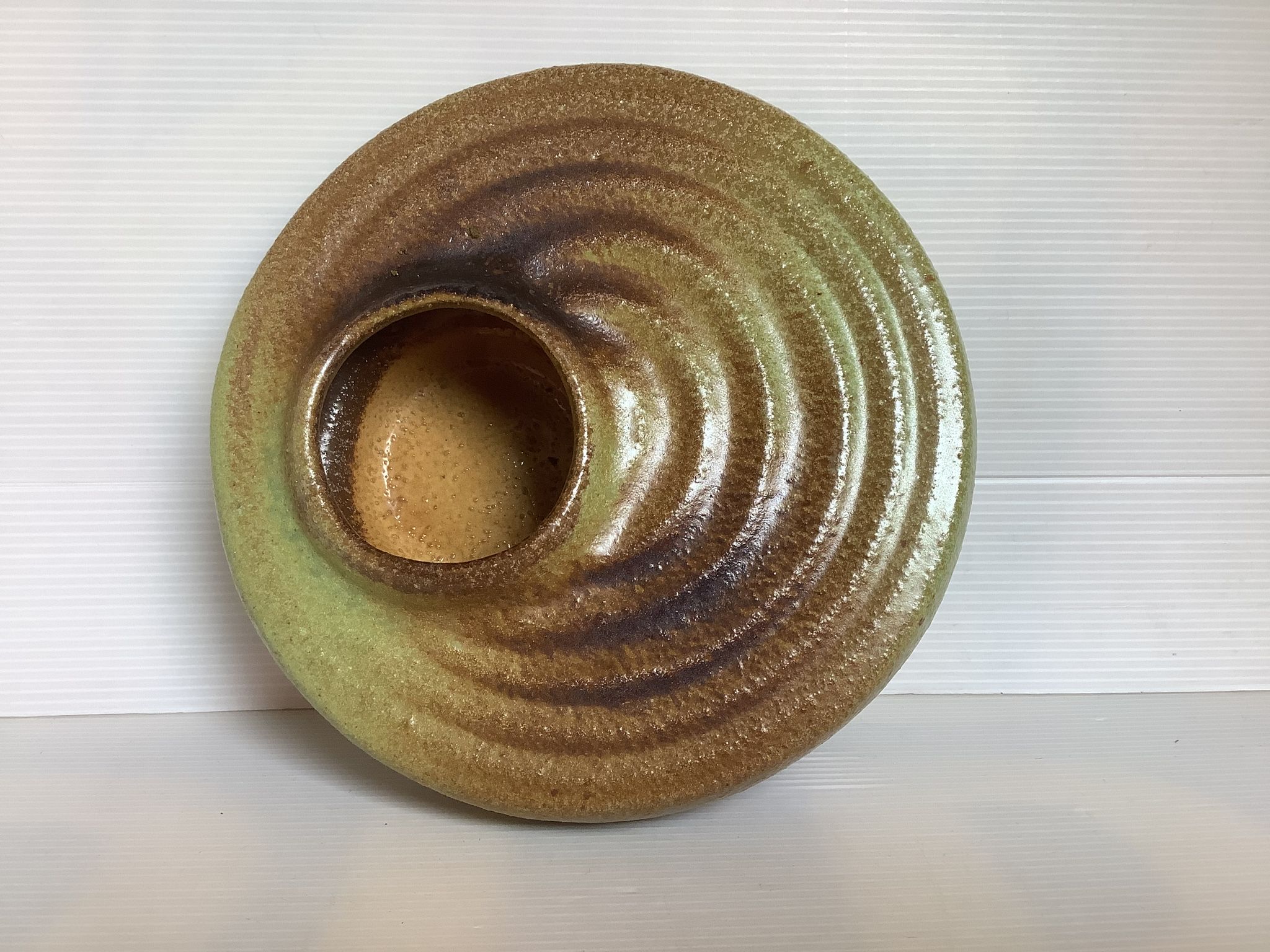 Vase spirale tripode céramique verte marron