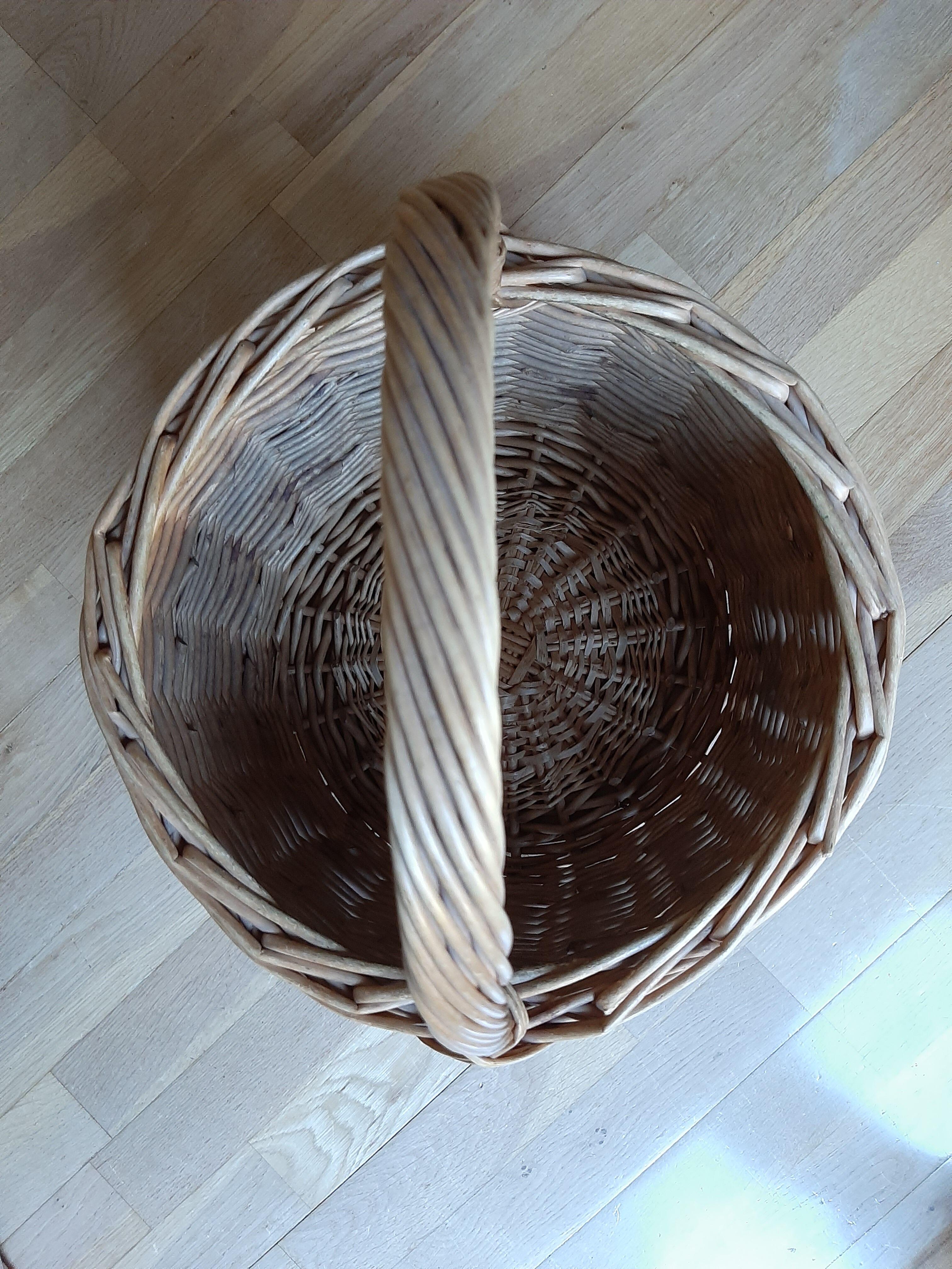 Round wicker basket from the Villaines les rochers cooperative