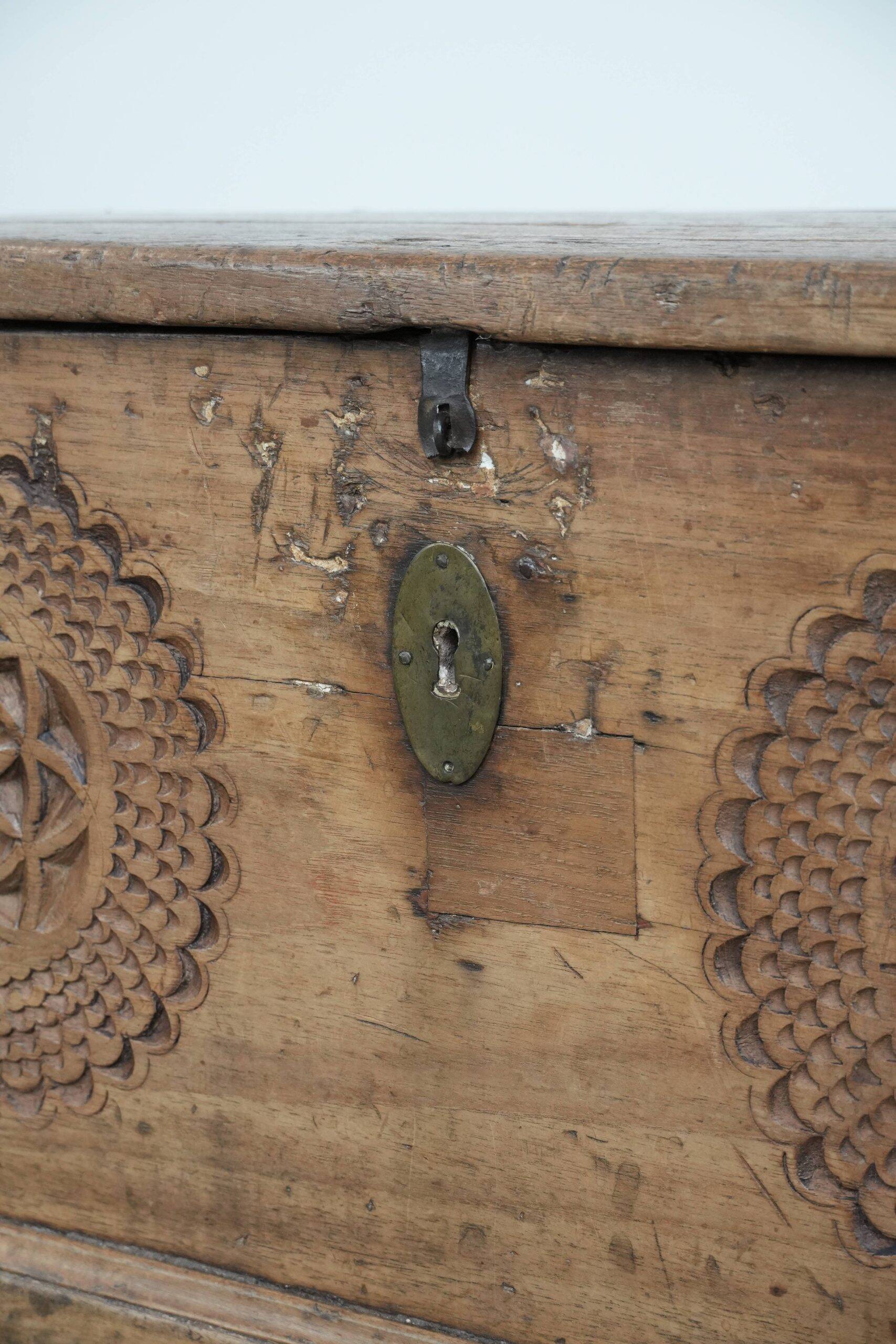 Magnifique coffre ancien espagnol en noyer, orné de superbes sculptures sur bois et d'une apparence pleine de caractère.