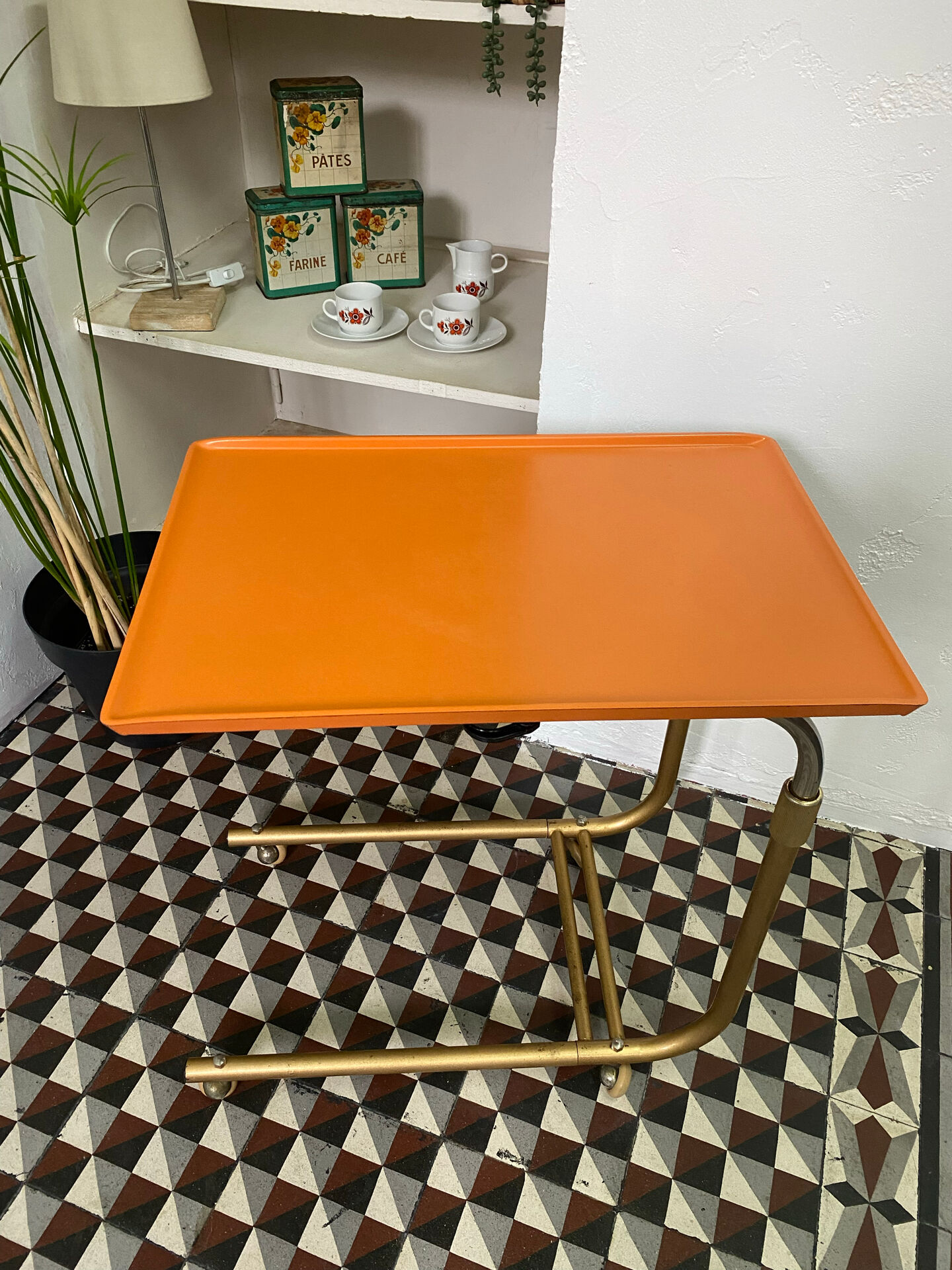 Table d’appoint vintage Werzalit – années 60/70 – plateau orange