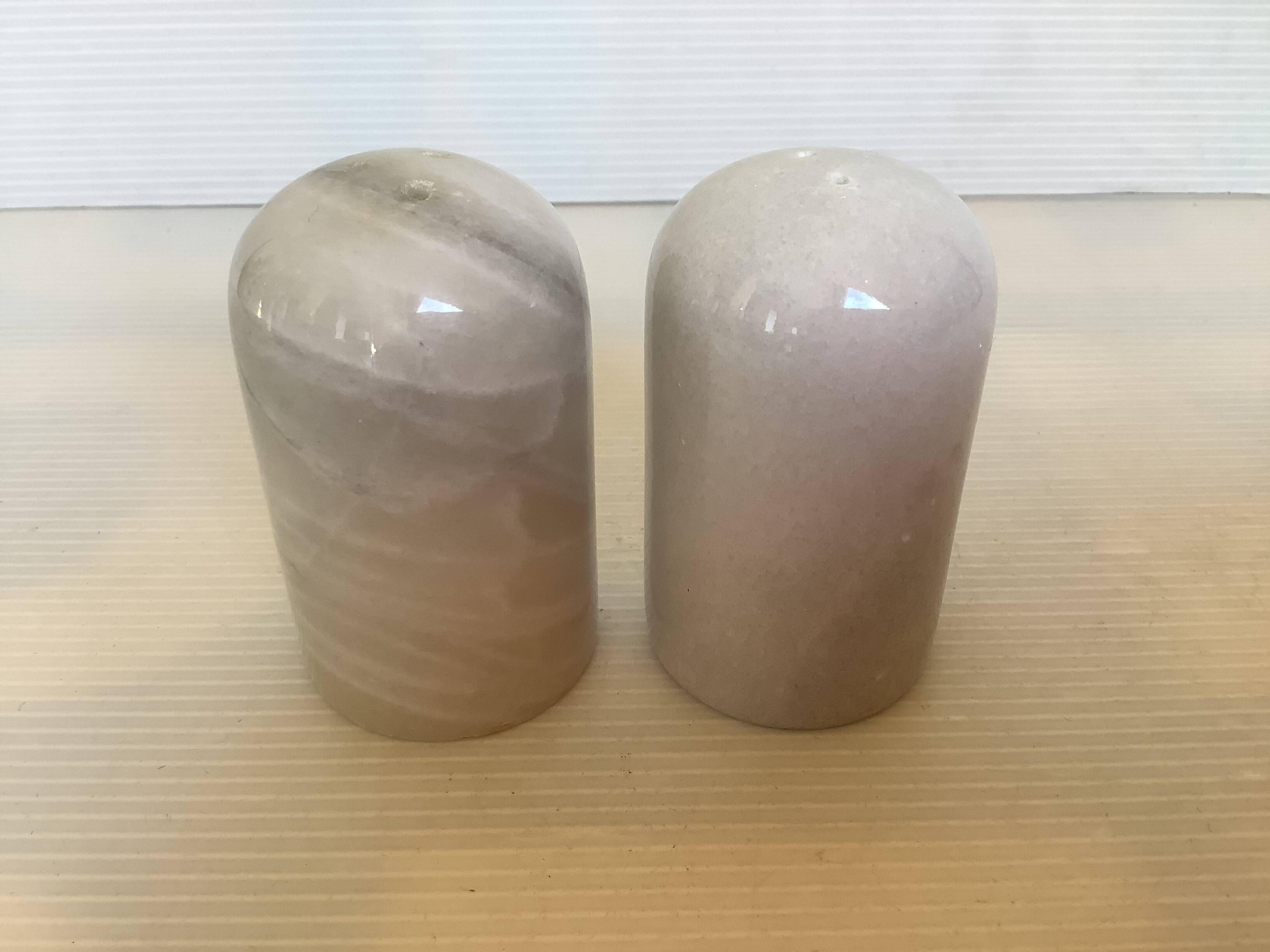 Salière et poivrier en marbre