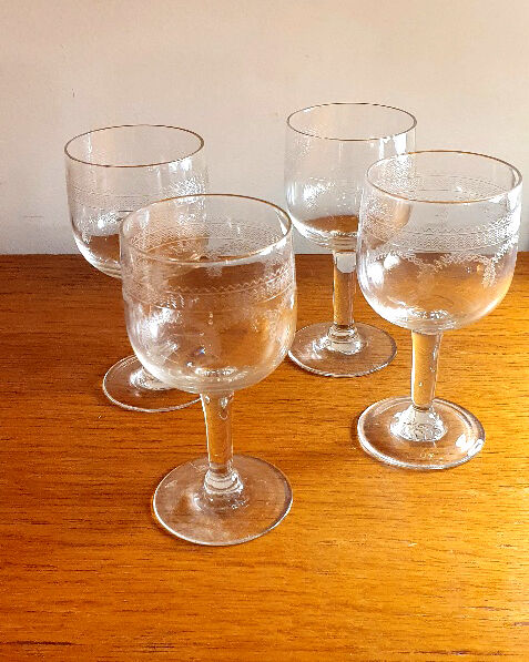 11 stemmed glasses, cut glass, garland pattern, 1960