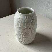 Vase en porcelaine Kaiser, finition « peau de crocodile »