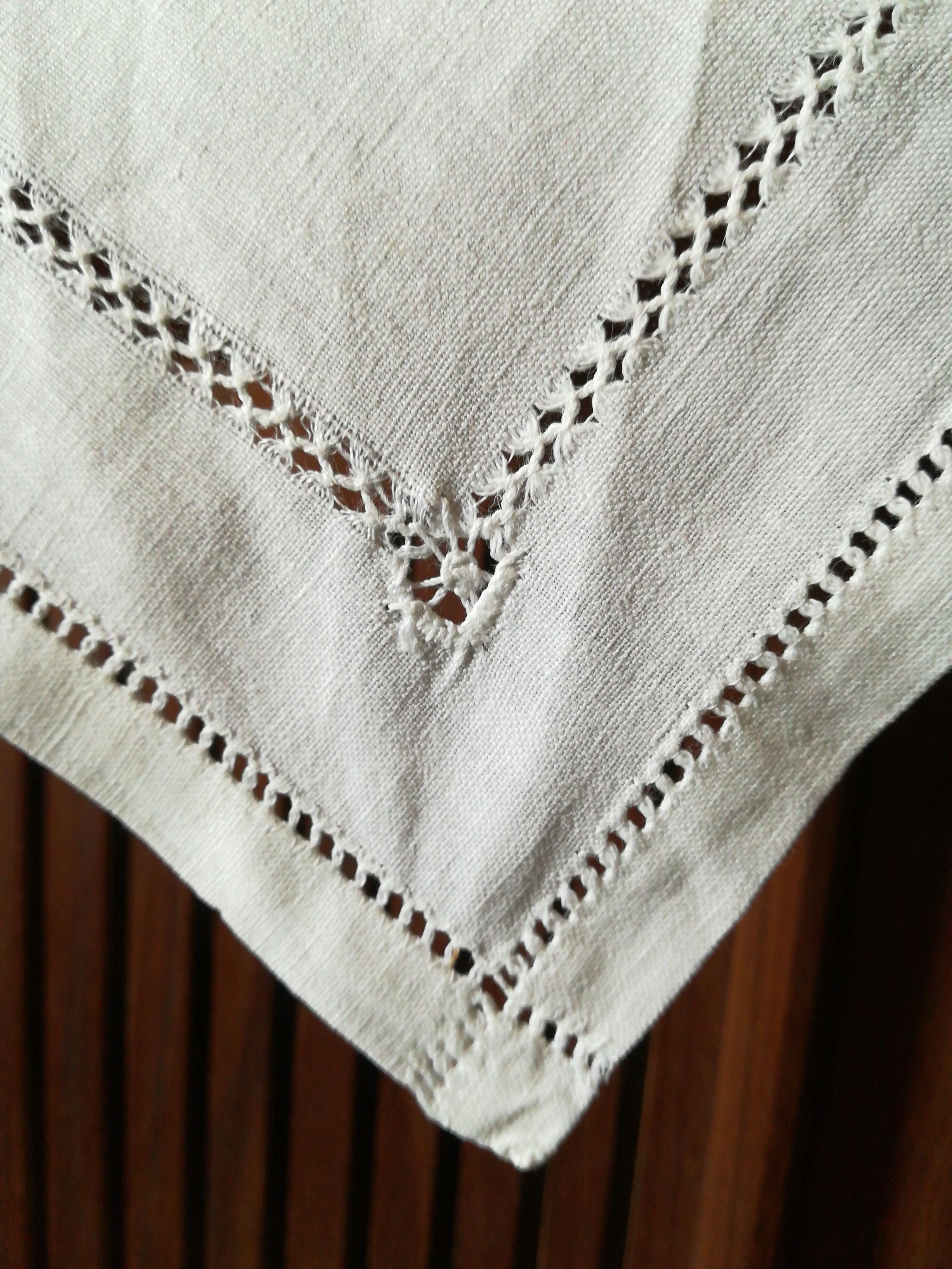 Cotton tablecloth has days and its 8 napkins to match