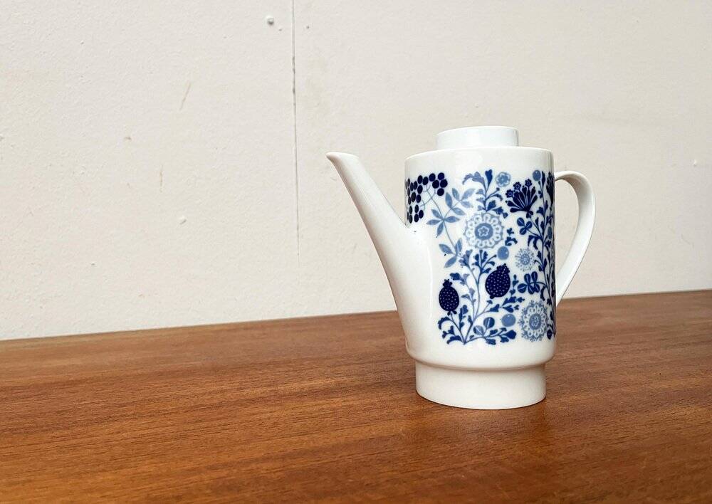 Teapot or coffee pot in German ceramic from the mid-century, Hamburg Form 20 series decor Blumenspiel by Lieselotte Kantner for Melitta, 1960s.