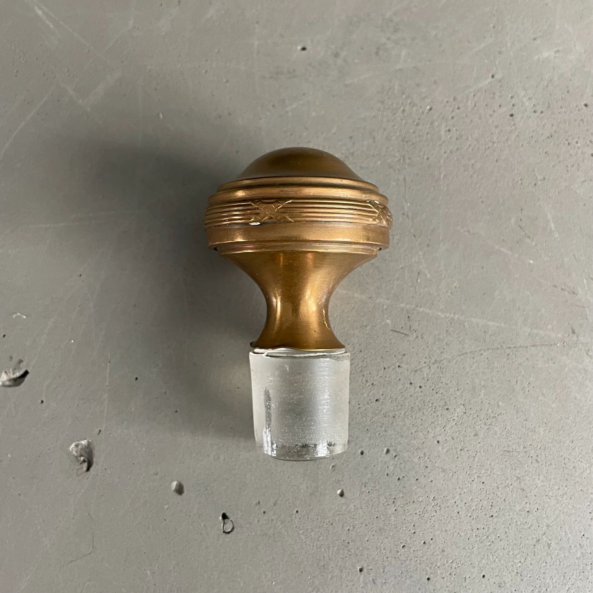 Bouteille flacon en verre ciselé et cuivre