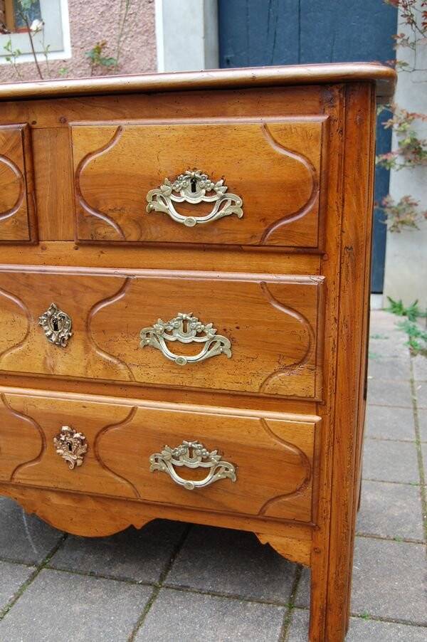 Small 18th century Parisian Louis XV walnut chest of drawers