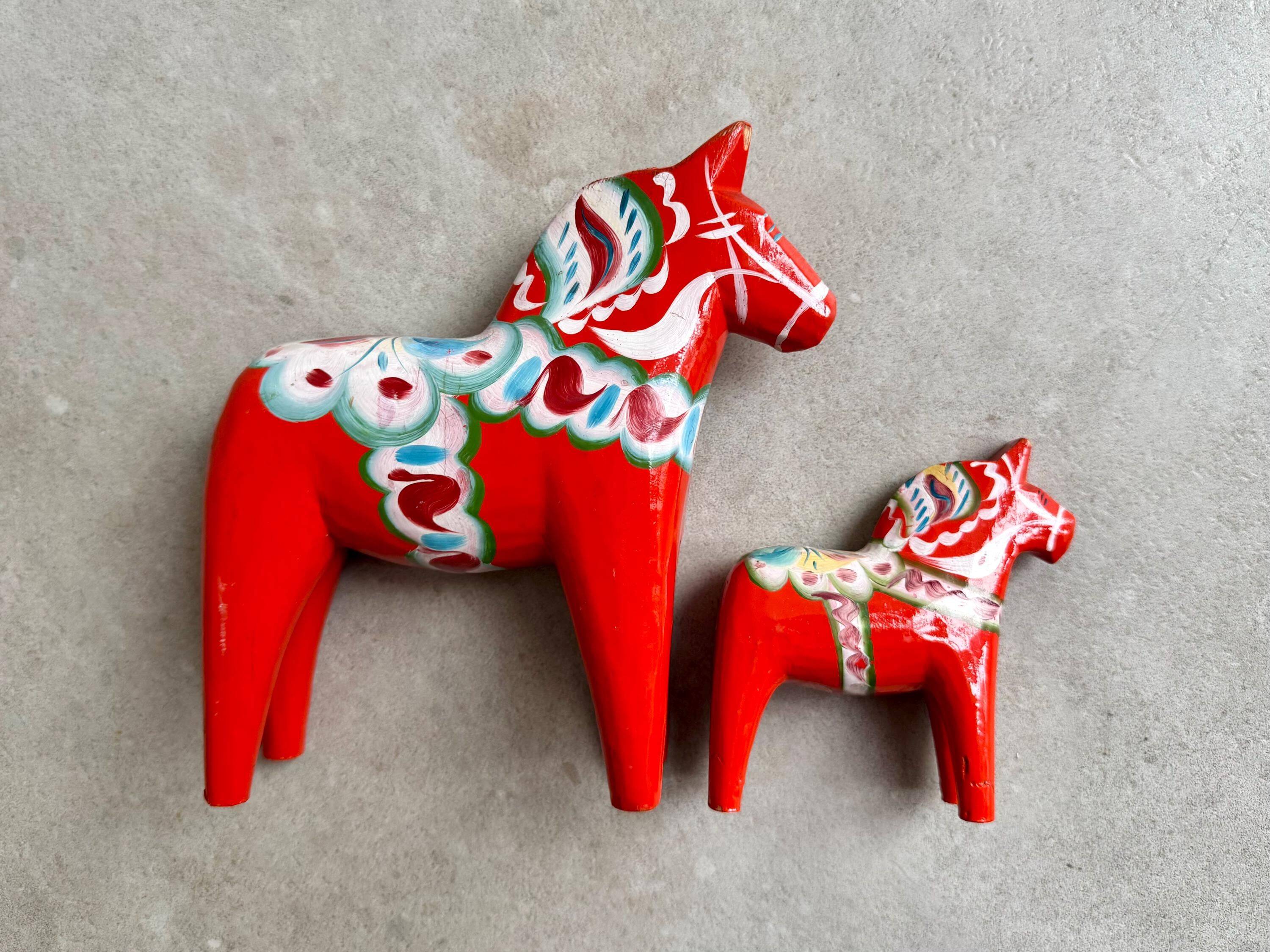 Ensemble de 2 chevaux Dala en bois vintage de Suède