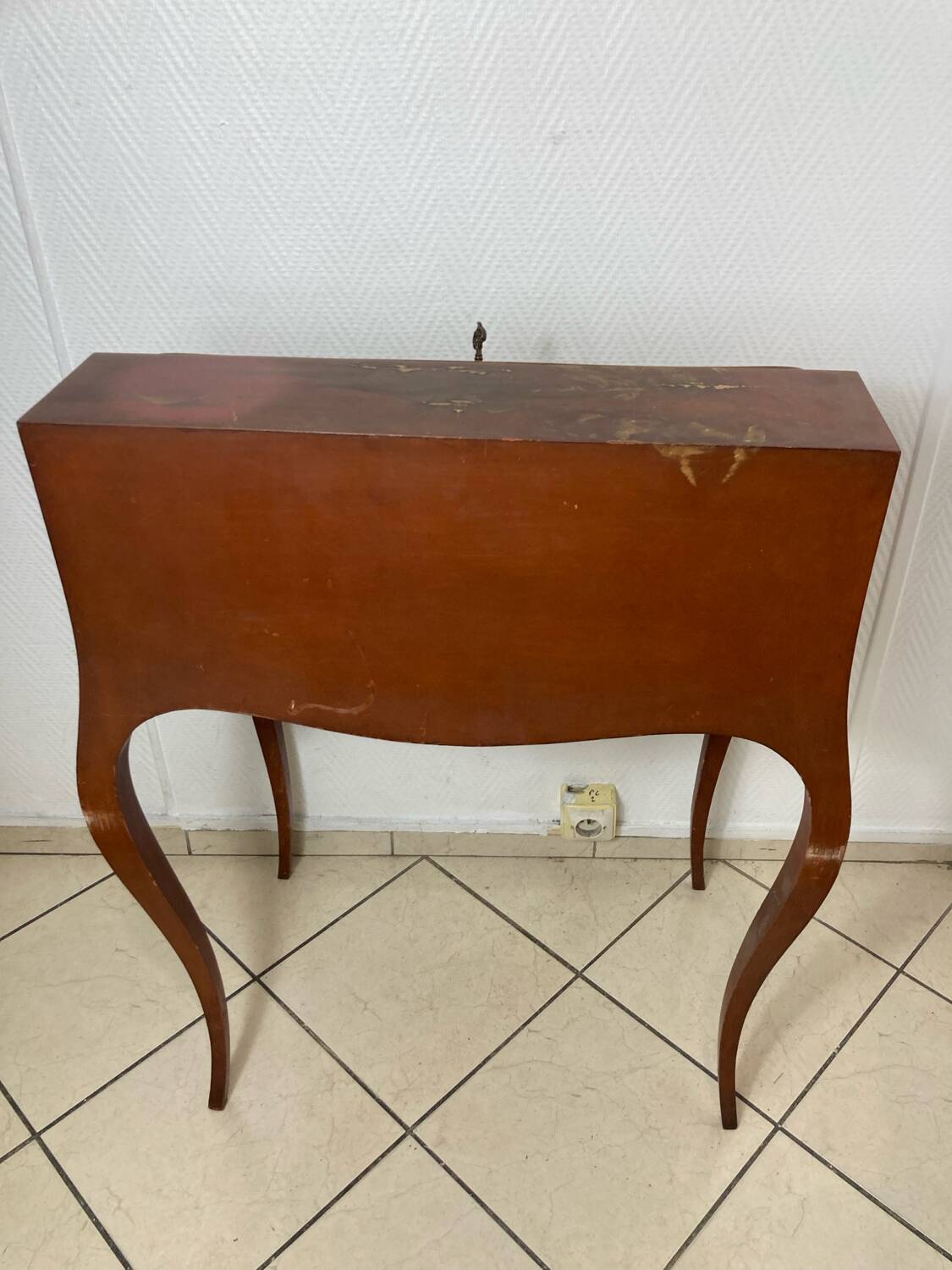 Asian style secretary