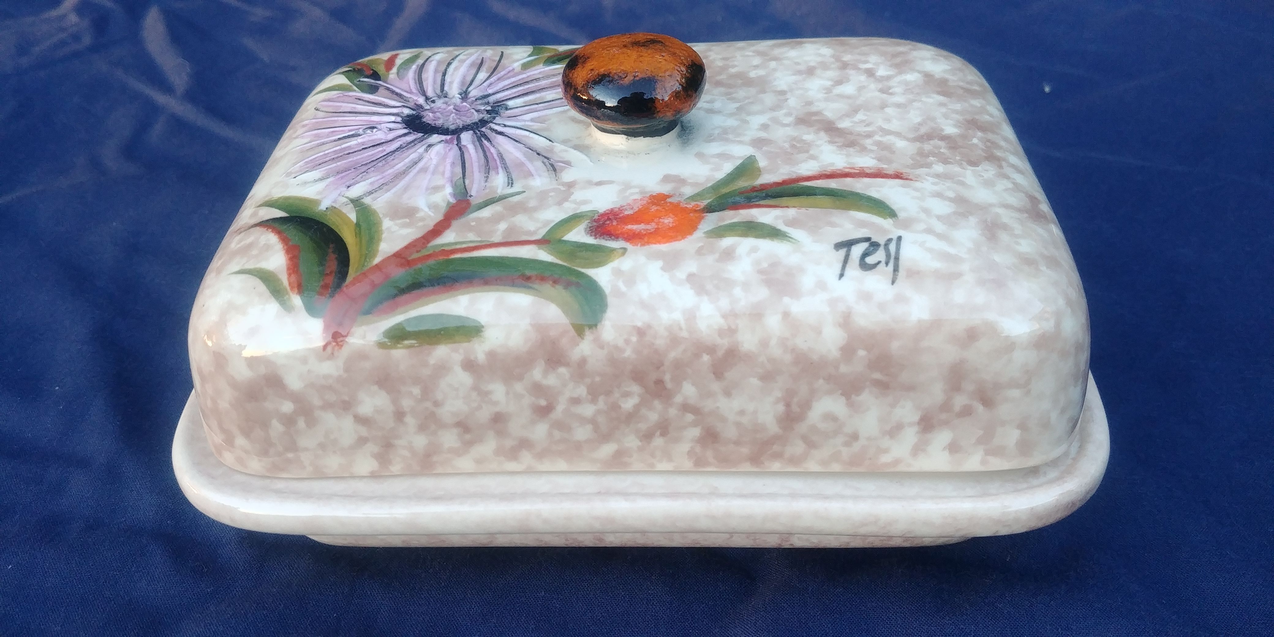 Large glazed ceramic butter cellar Vallauris signed Tess years 60/70 flower decoration in relief.