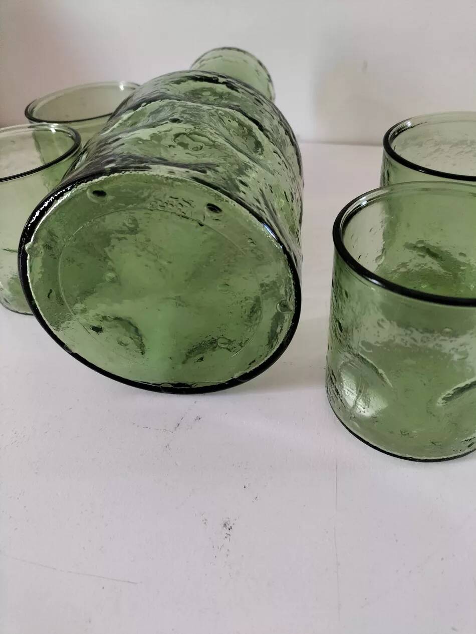 Carafe et gobelets assortis en verre moulé
