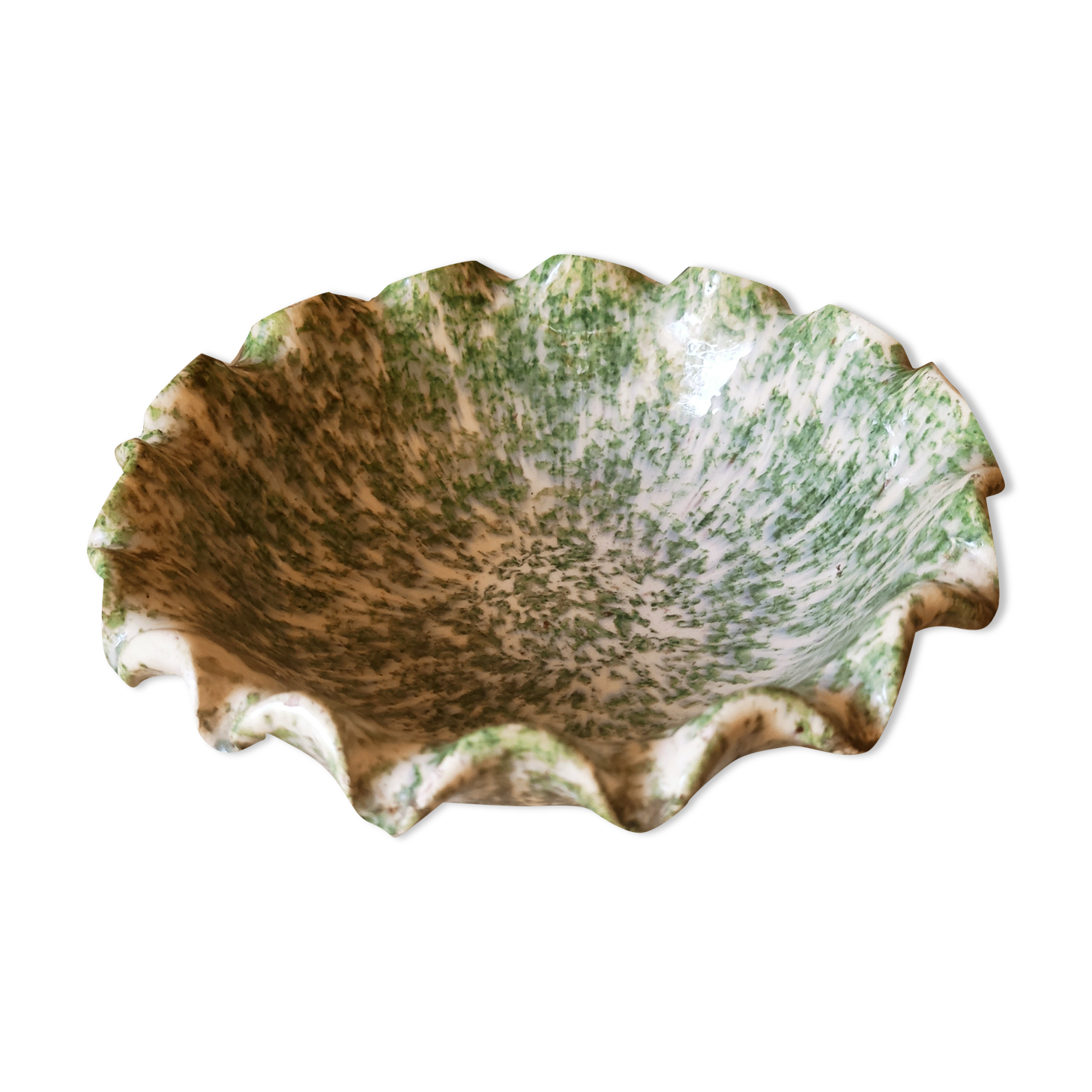 Ceramic bowl with hemmed edges