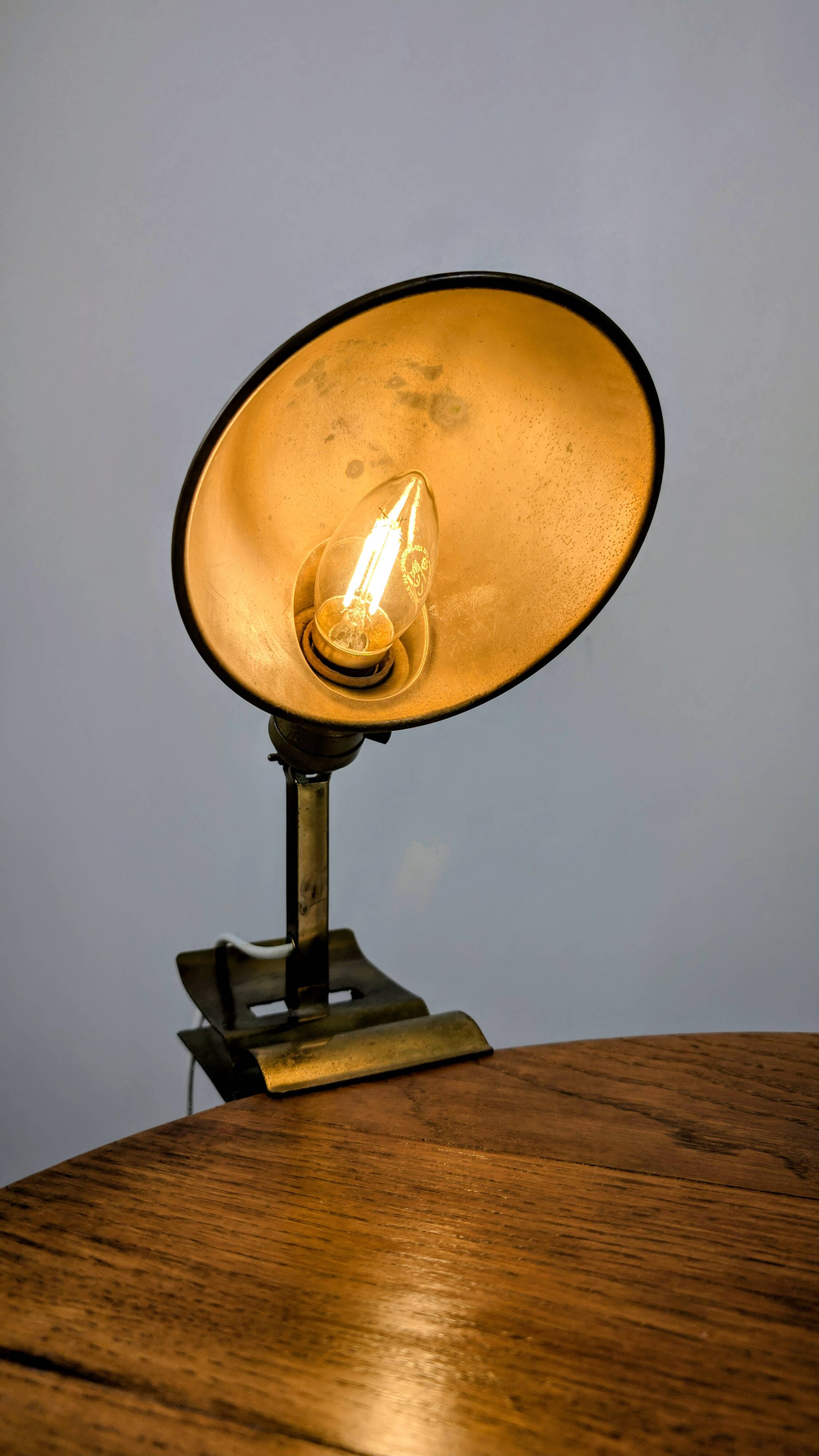 Lampe Adjusto-Lite à pince – métal doré & style industriel