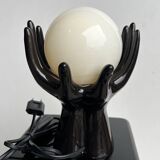 Lampe a poser vintage 1980 mains enserrant boule verre blanche