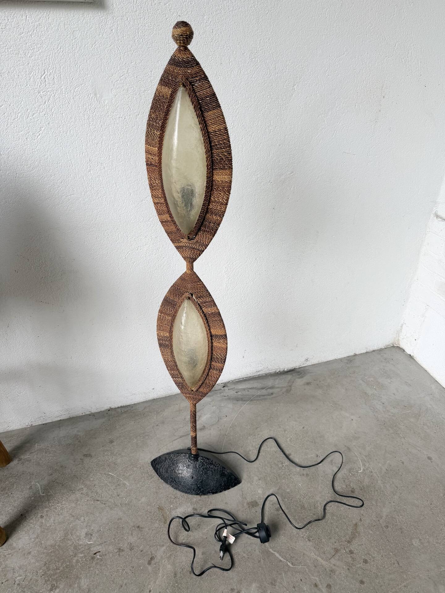 Lampadaire bronze et corde 1970