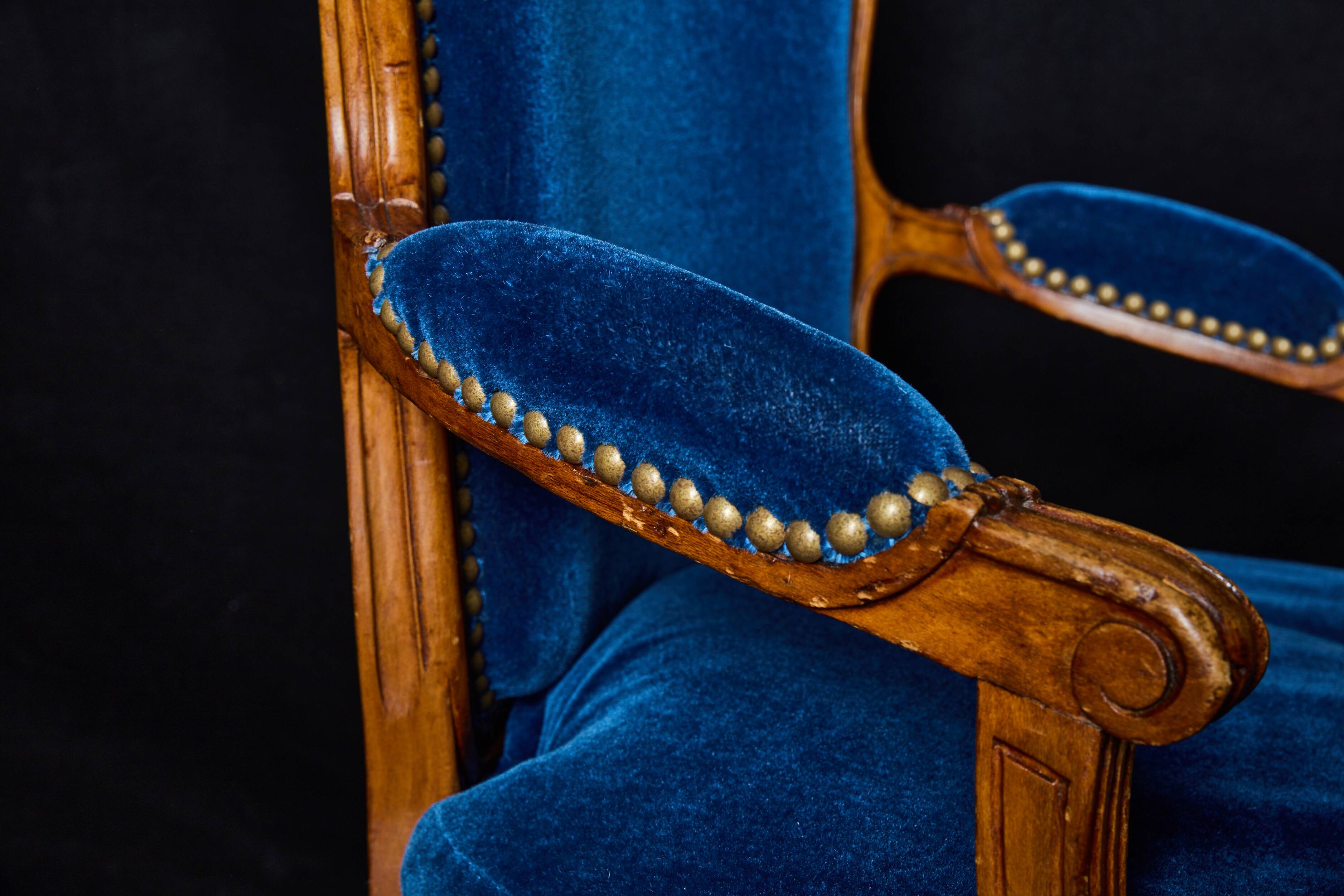 Paire de fauteuils de style Louis XVI rénovés en velours bleu