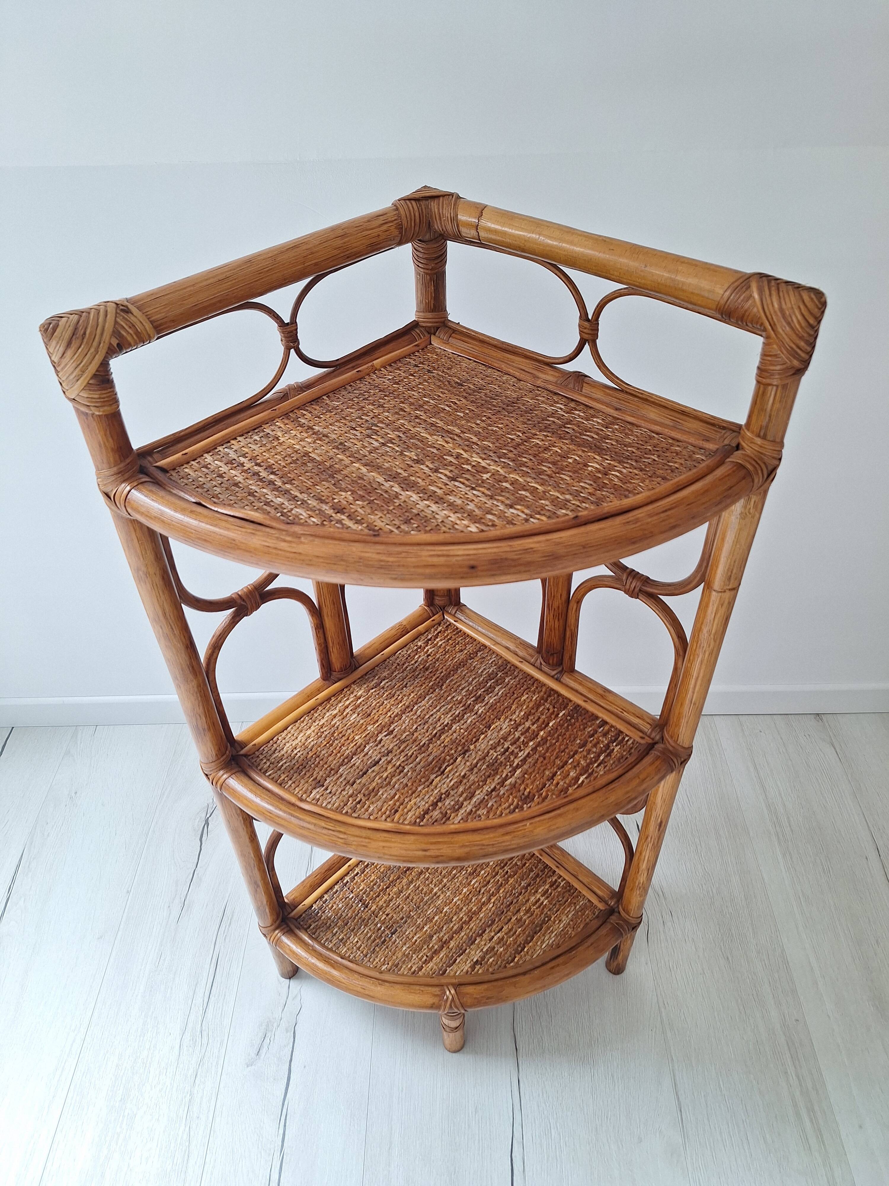Etagère d'angle en rotin