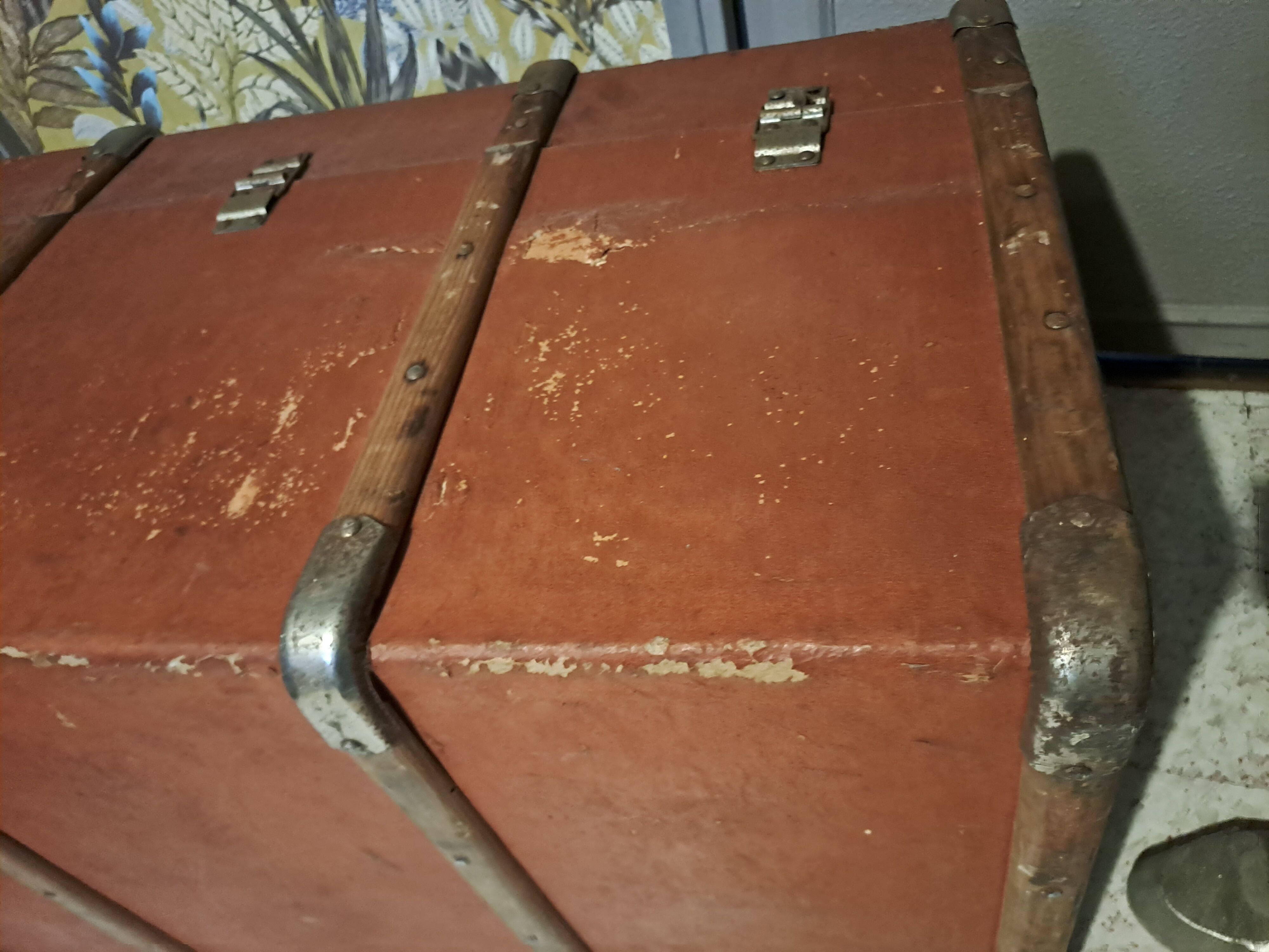Vintage vintage old travel trunk dating from the 1920s/1940s