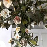 Lustre ancien en fer forgé, tole, et des fleurs en porcelaine