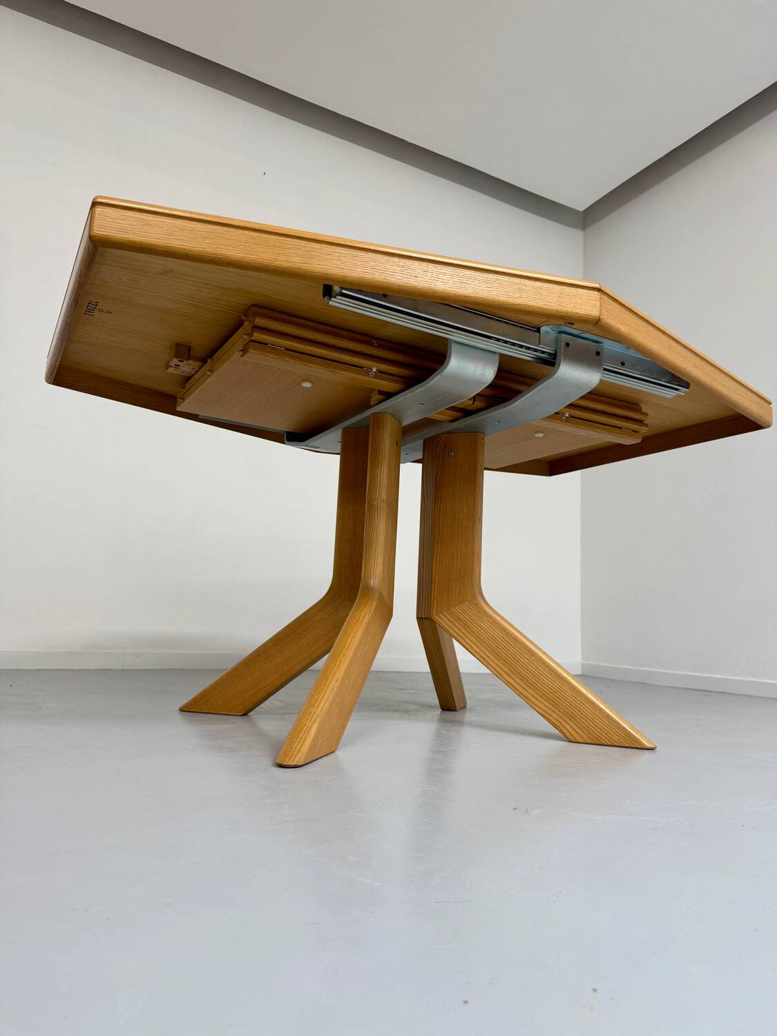 Ancienne table en bois massif octogonal a rallonge design Girsberger