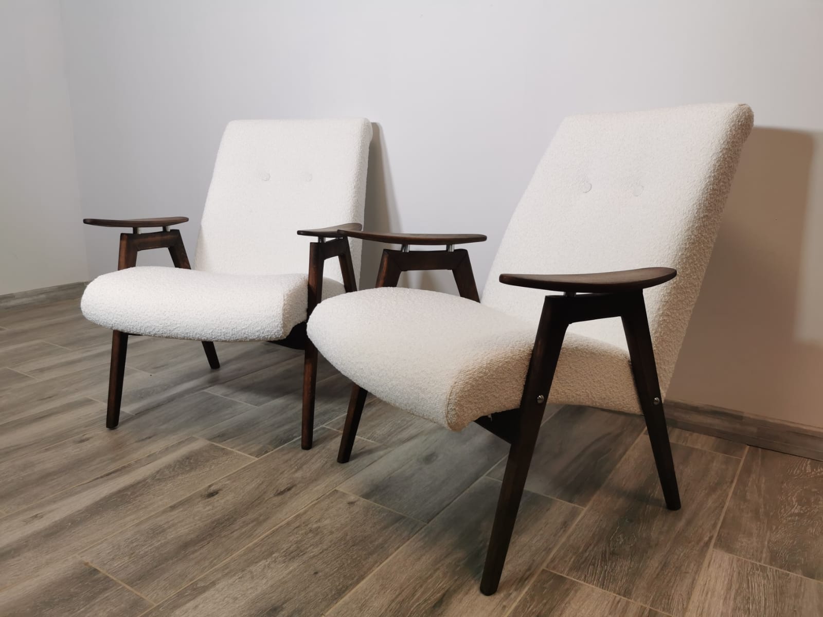 Paire de fauteuils par Jaroslav Smidek restaurés