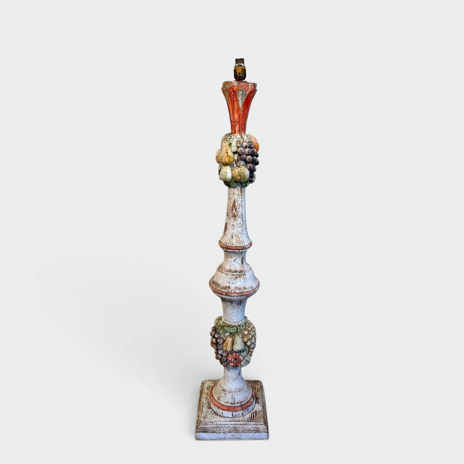 Lampadaire Balustre en Bois Sculpté Polychrome à Grappes de Fruits. Travail