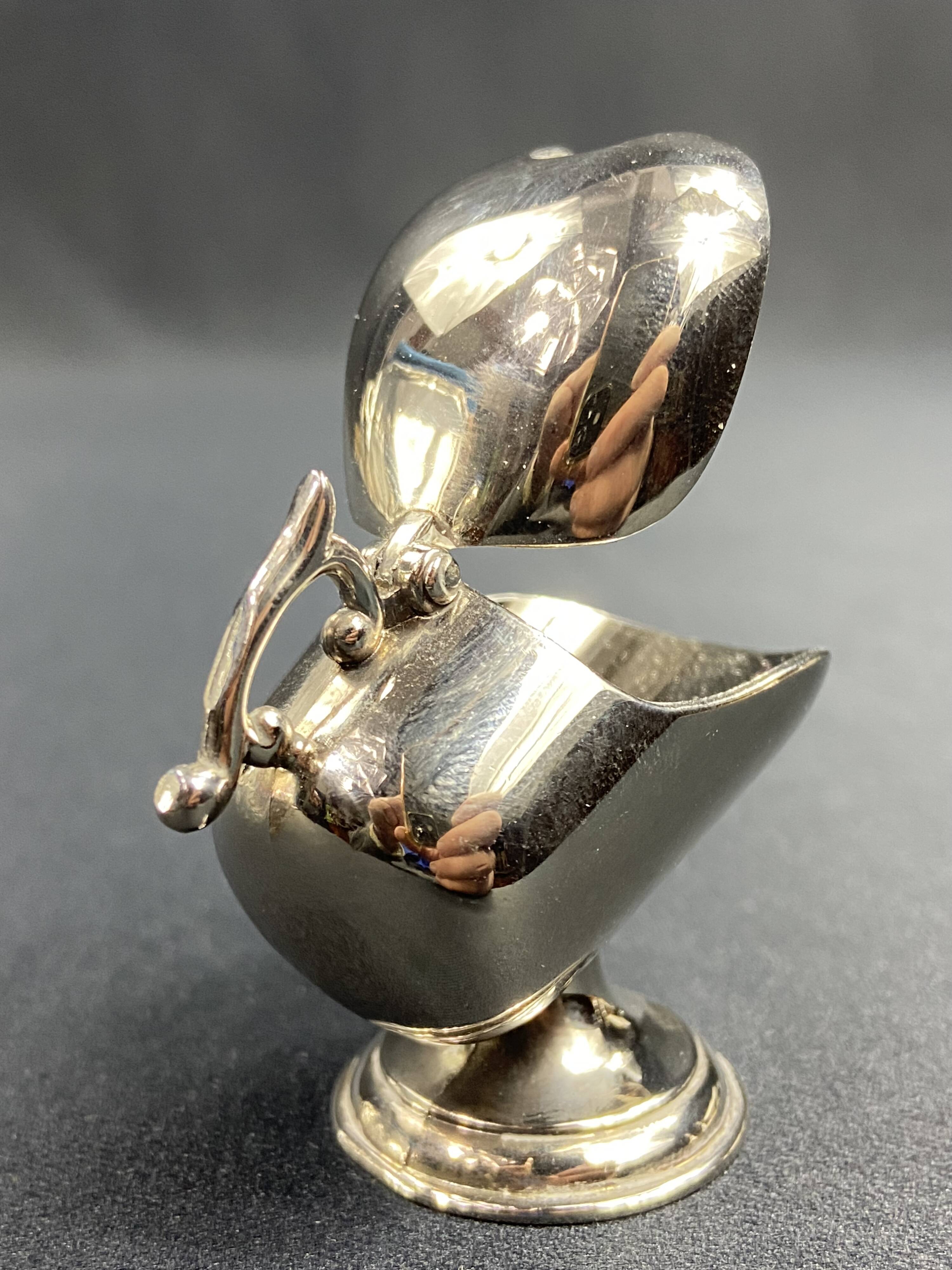 Individual ashtray with metal clasp