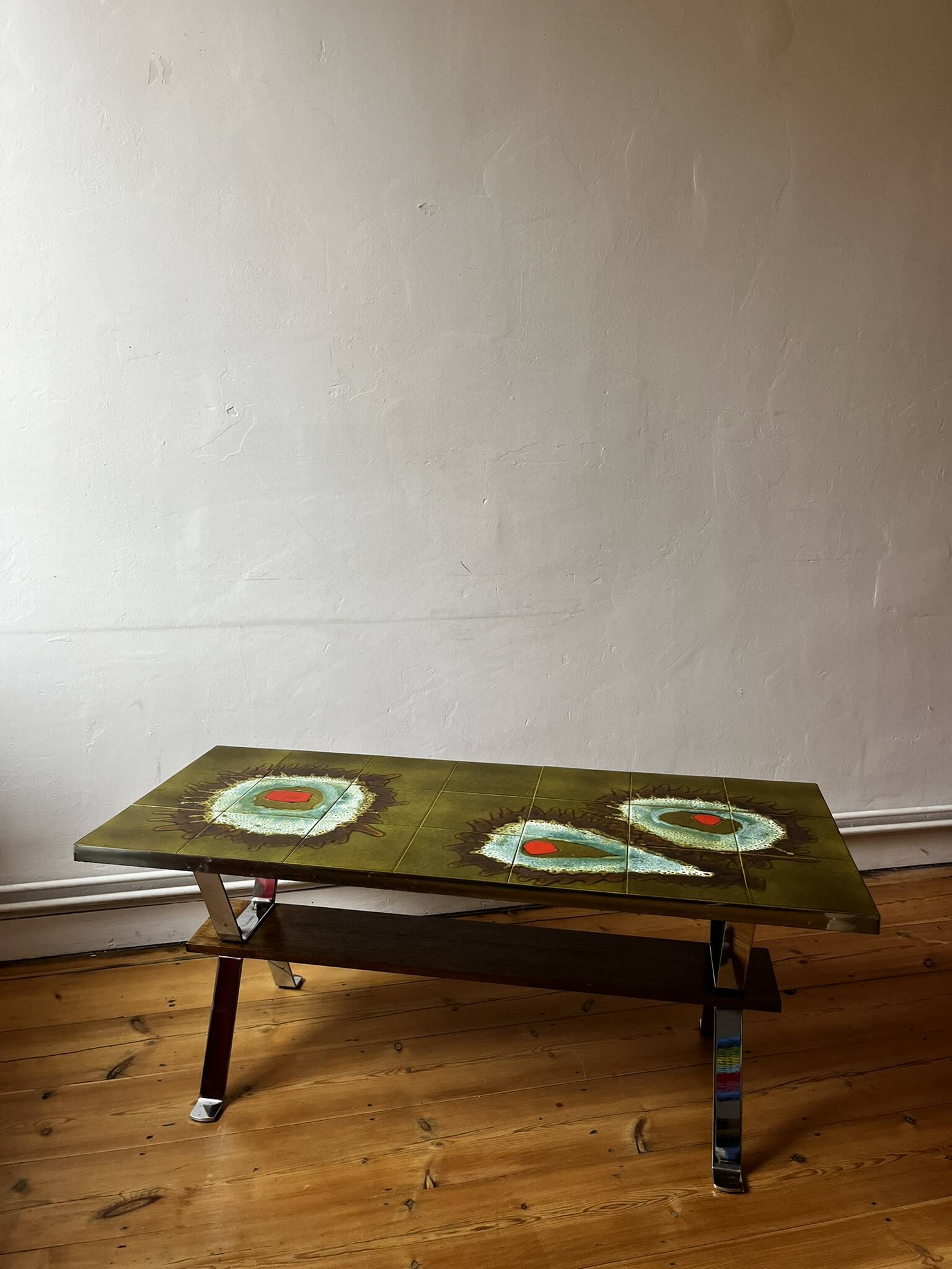 Vintage ceramic coffee table (atomic pattern) with a chrome base.