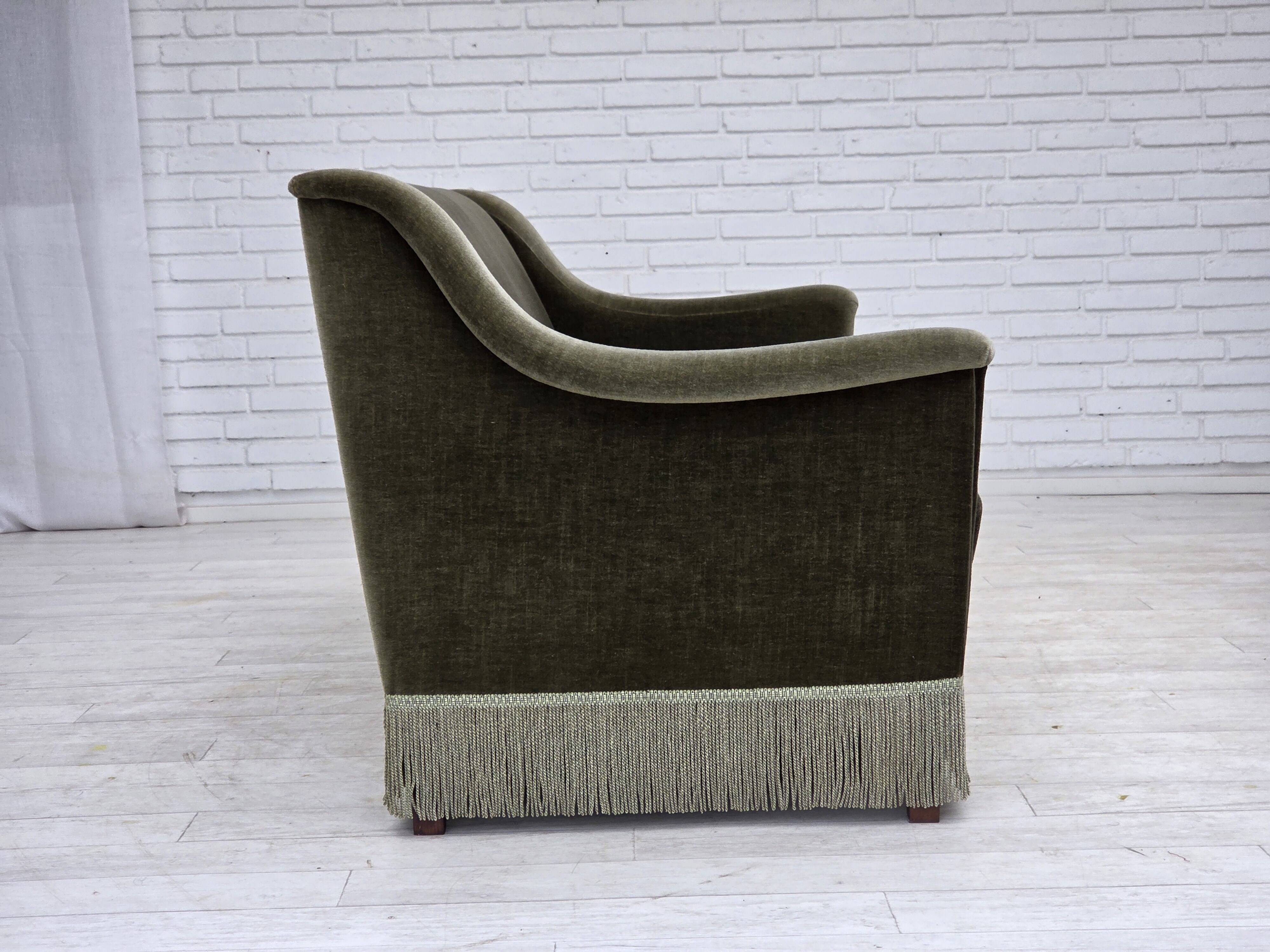 Canapé 3 places danois des années 1970, velours vert, bois de hêtre.