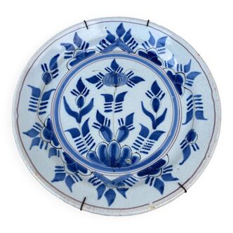 Assiette murale de collection début XIXe à décor de fleurs bleu et blanc en faïence de Desvres