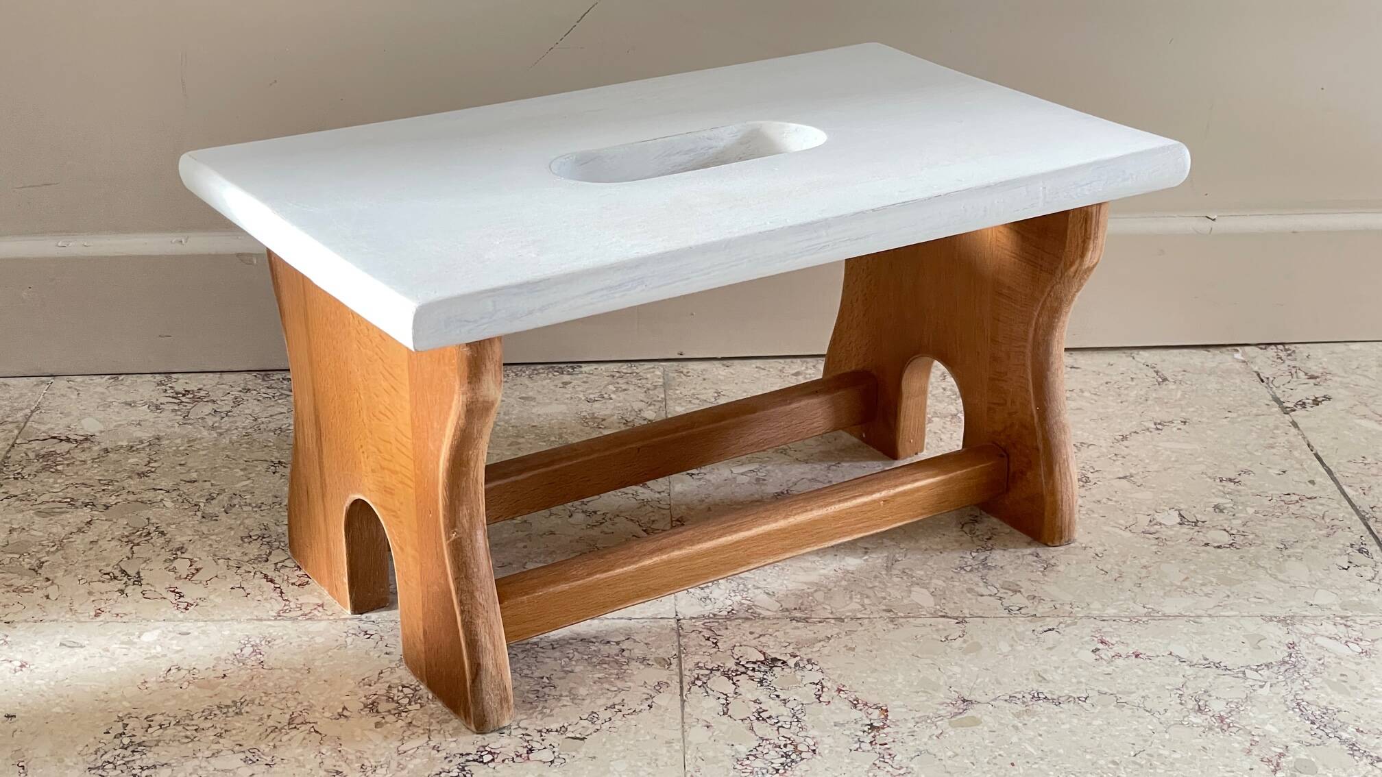 Tabouret vintage en hêtre et peint en blanc