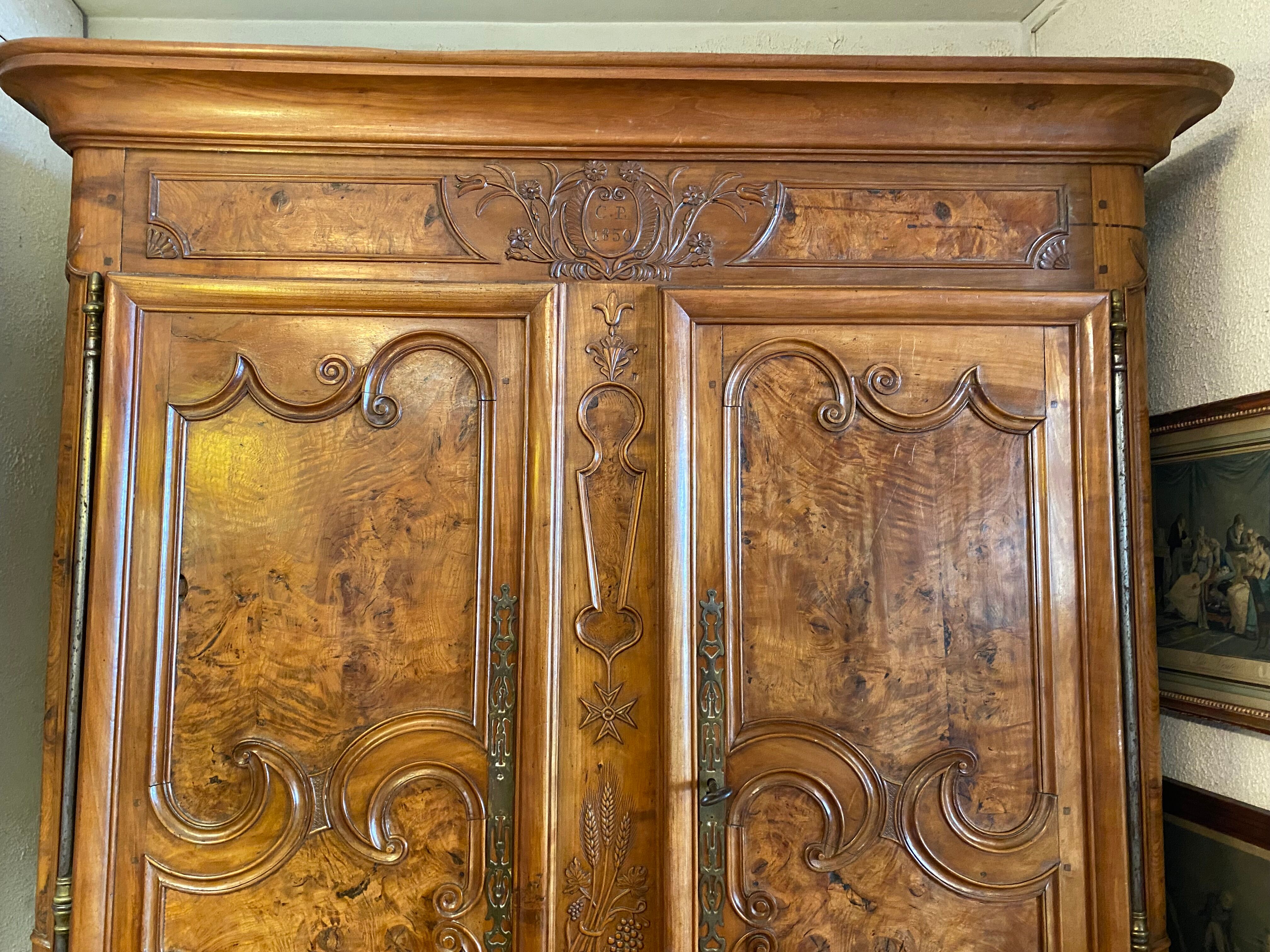 Wedding wardrobe of the Bressan country in walnut and walnut magnifying glass dated 1850