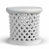 Tabouret bamiléké en bois blanc table basse blanche