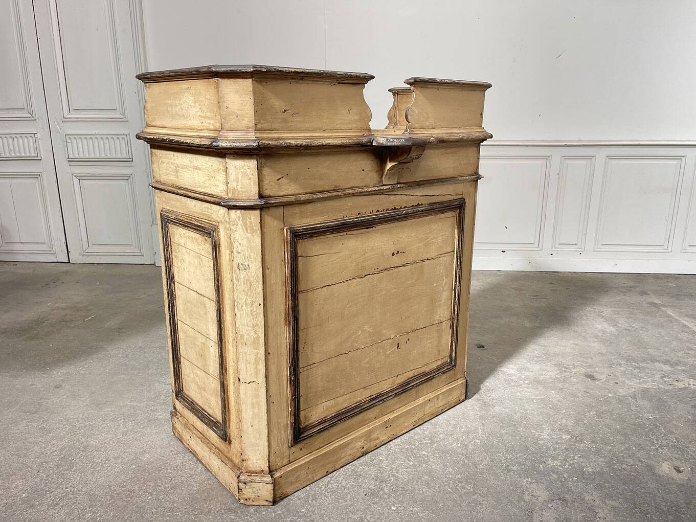 Comptoir 1930 de boutique, patine beige