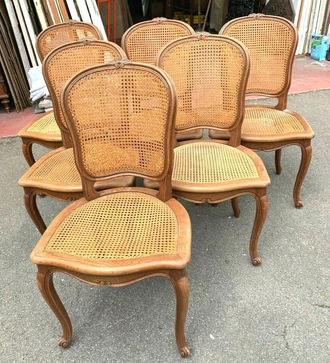 Suite de six chaises de style Régence en chêne massif XX siècle