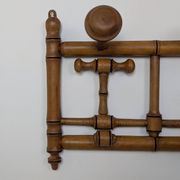 Porte-manteaux mural en bois tourné