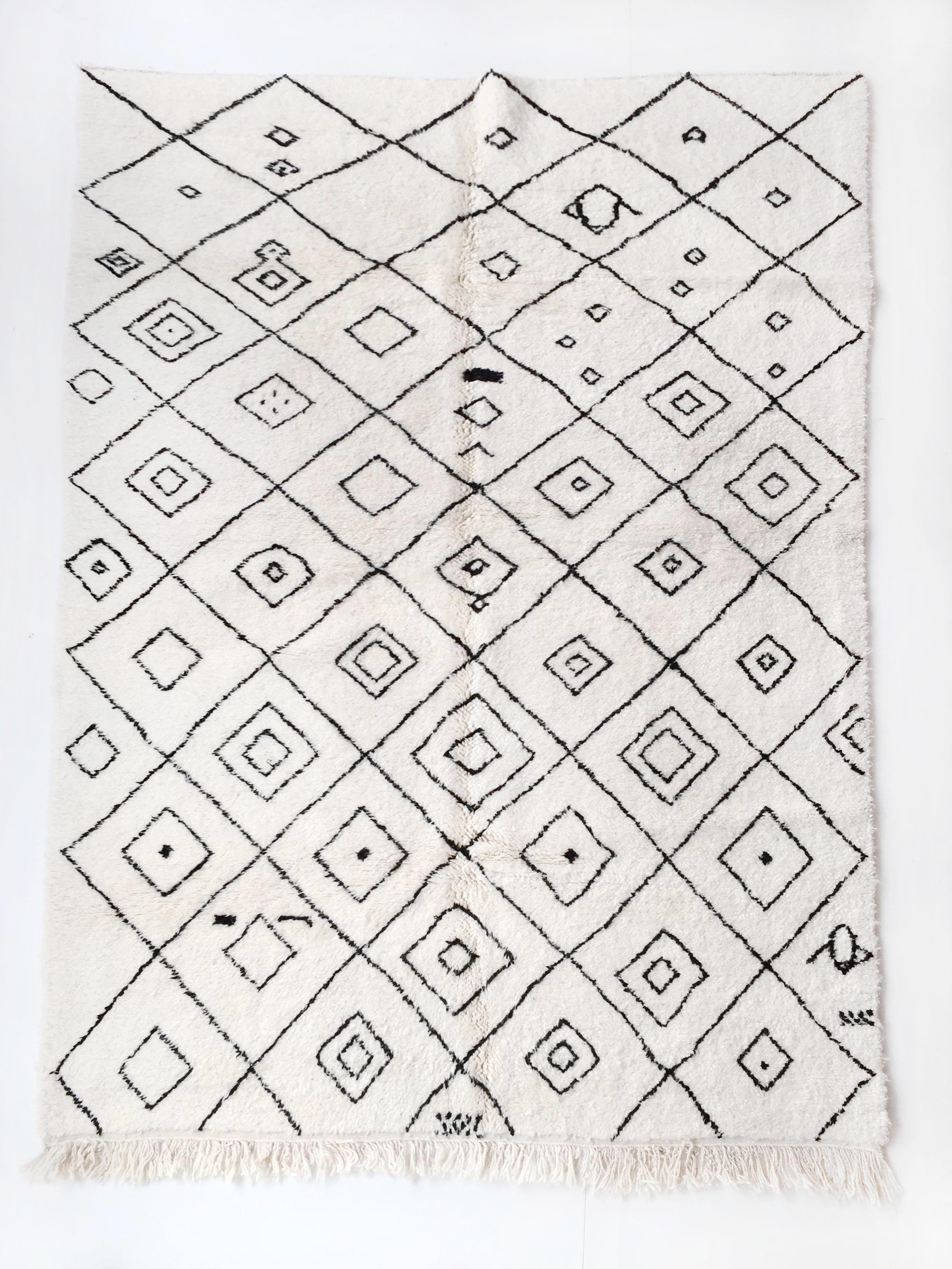 Berber carpet Beni Ouarain with black diamonds 296x187cm