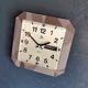Horloge vintage pendule murale silencieuse carrée "Vedette gris argent"