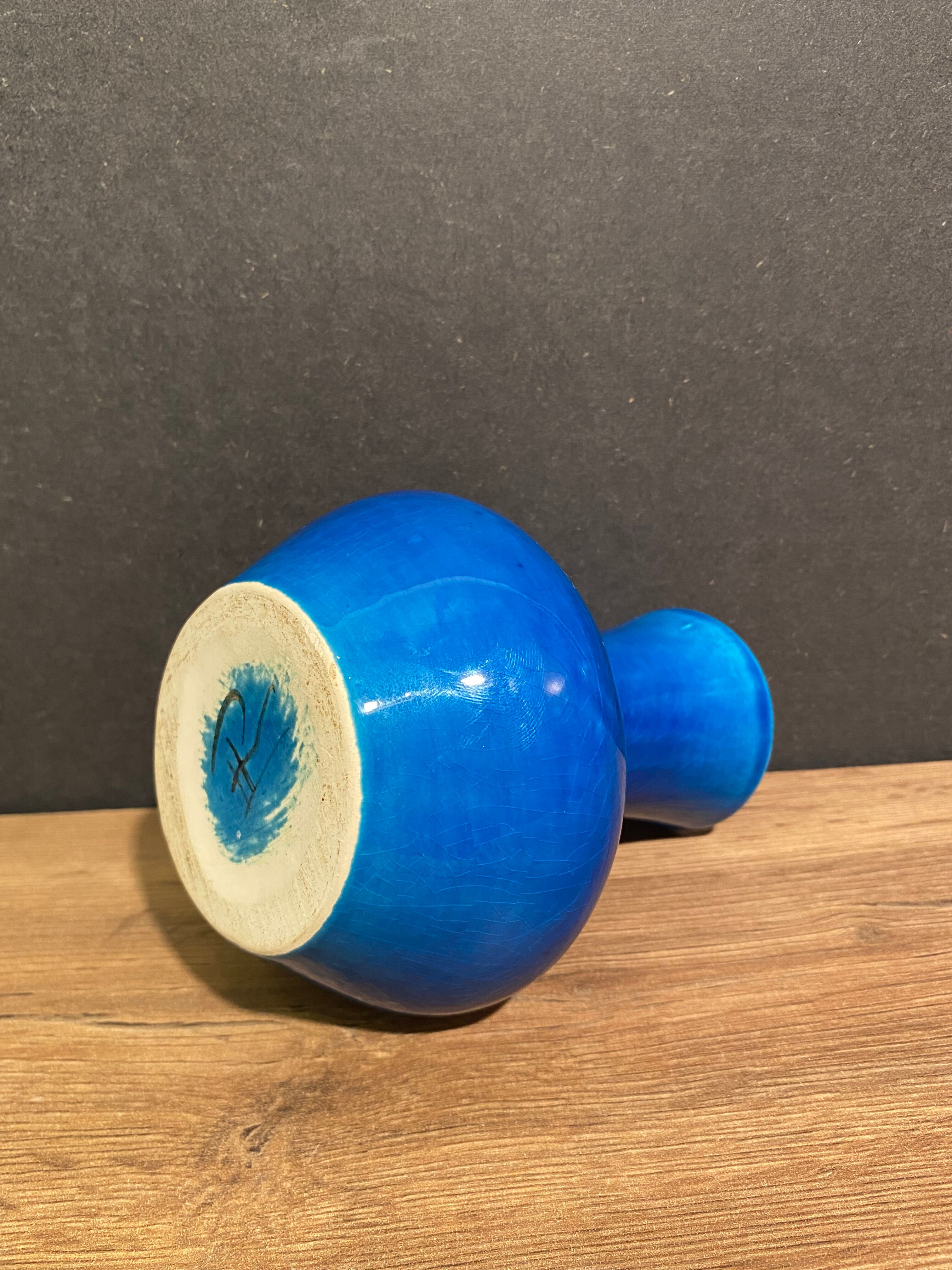 Vase signé en faïence bleue turquoise