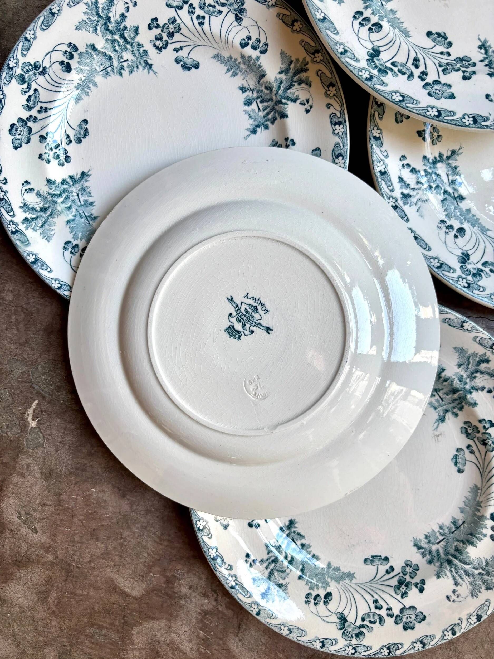 6 assiettes plates Longwy en terre de fer bleue, service "Chartres"