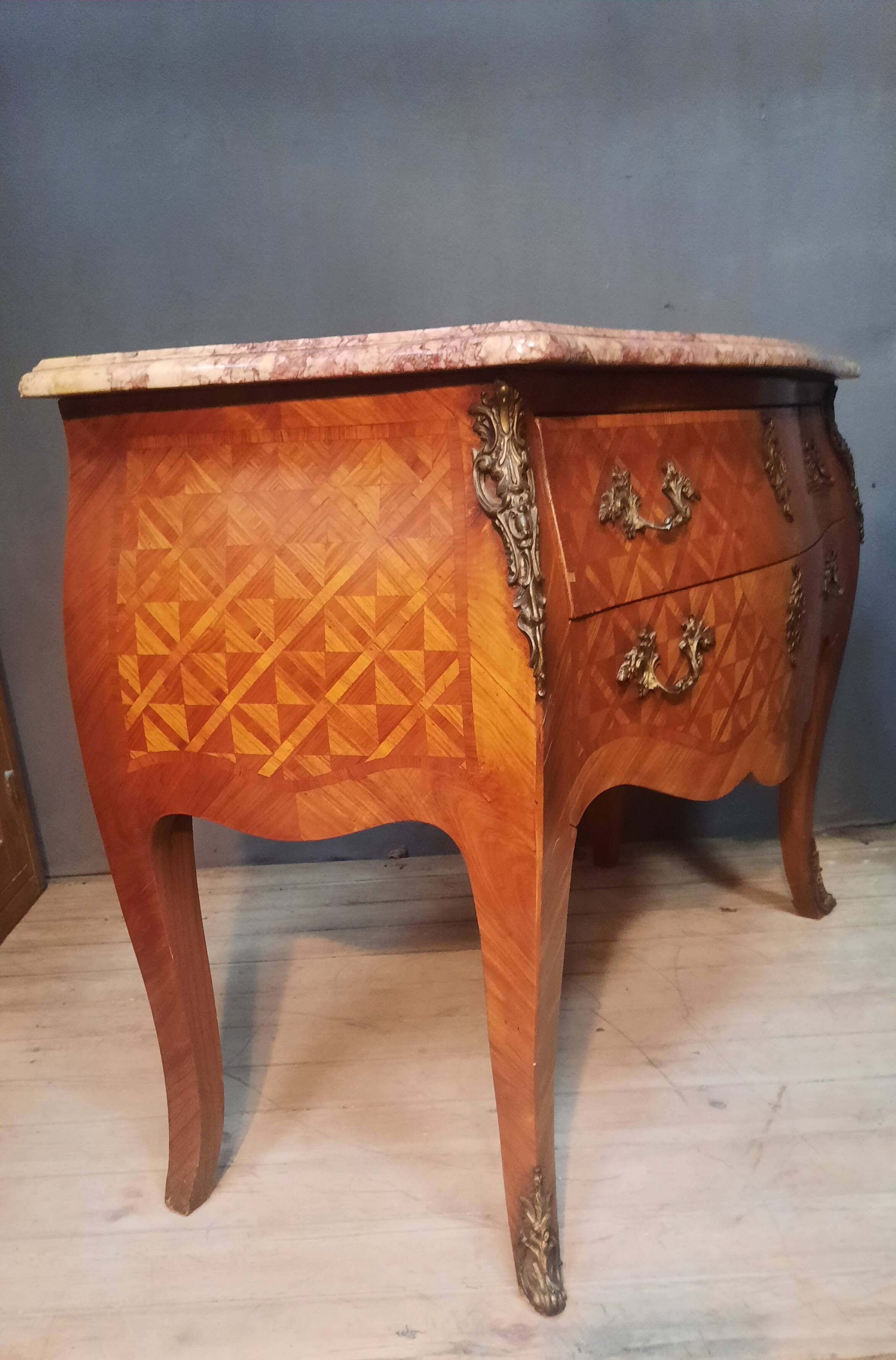Commode en marquetterie style Louis XV