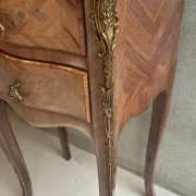 Table de chevet  style Louis XV en marqueterie et plateau m