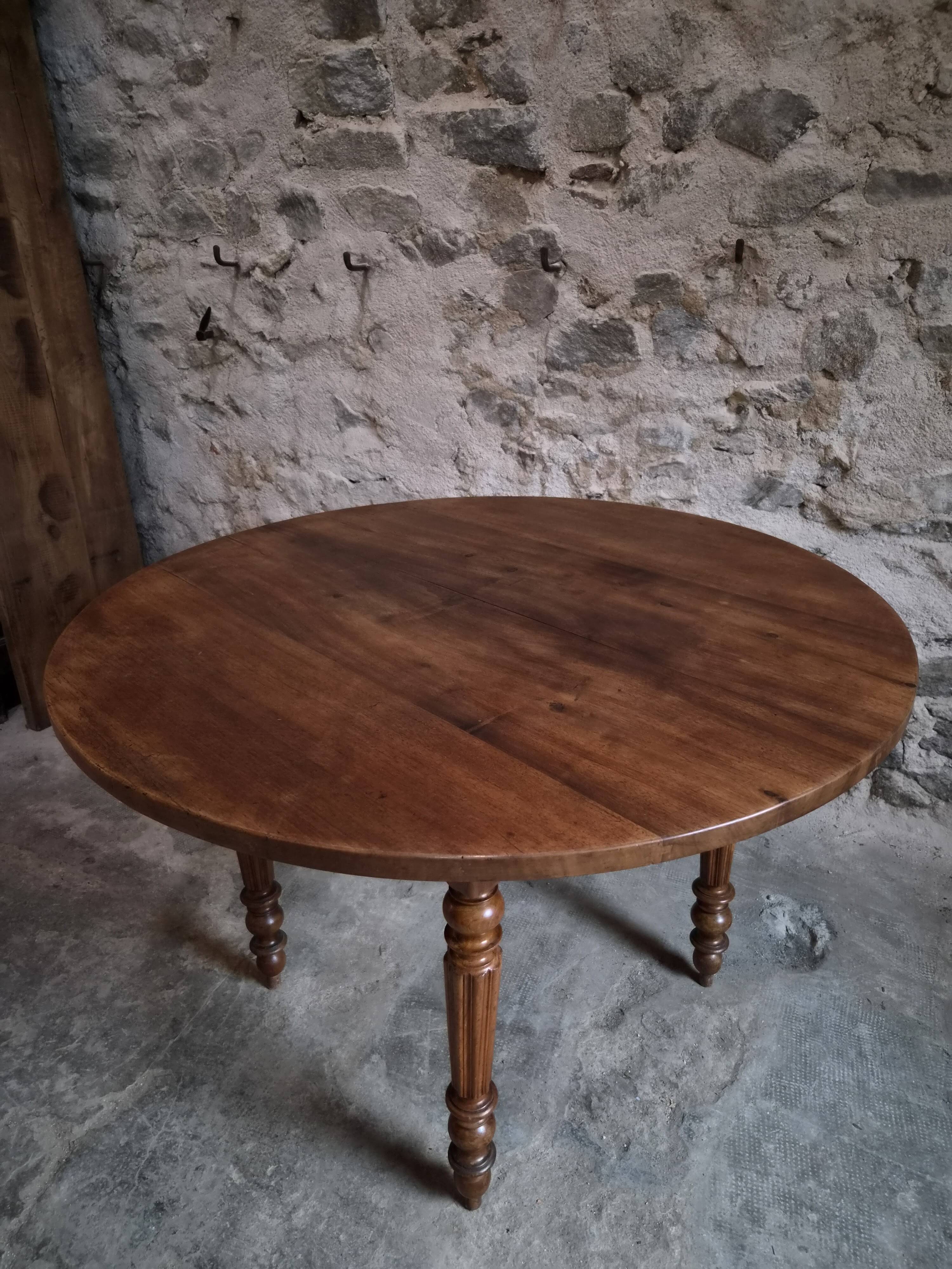 French antique round dining table in walnut, circa 1880–1900.