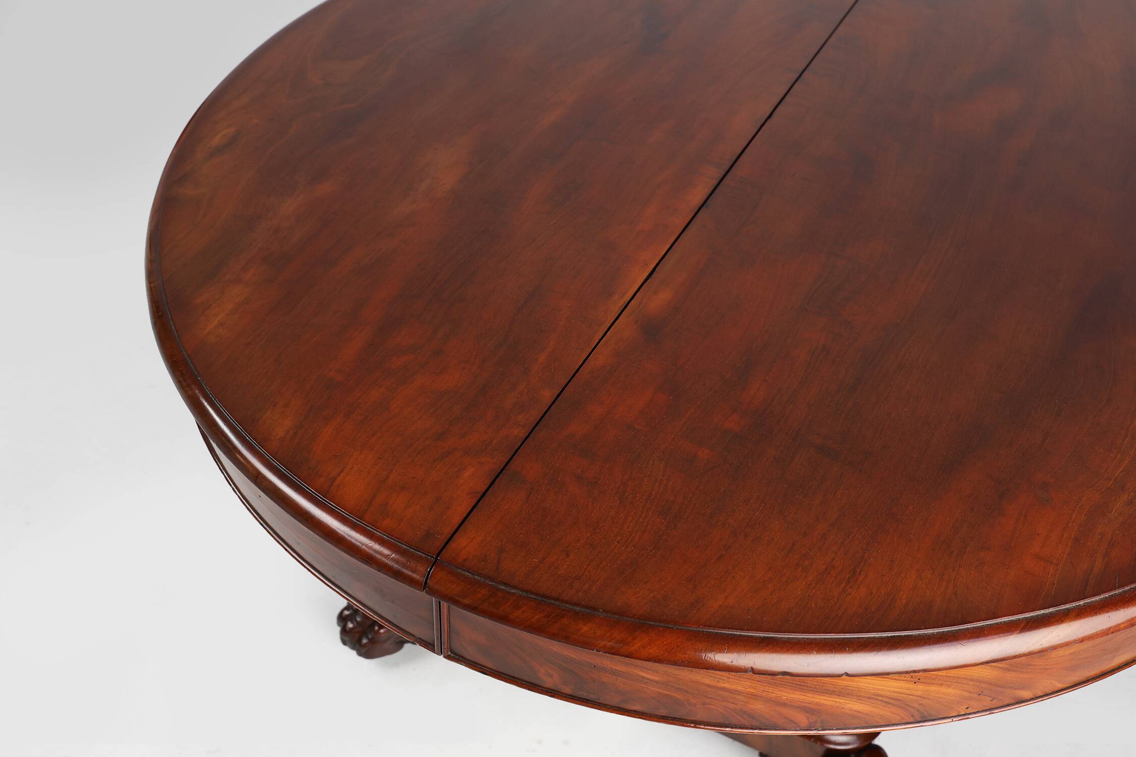 Extendable Antique English Dining Table in Victorian style, ca. 1830