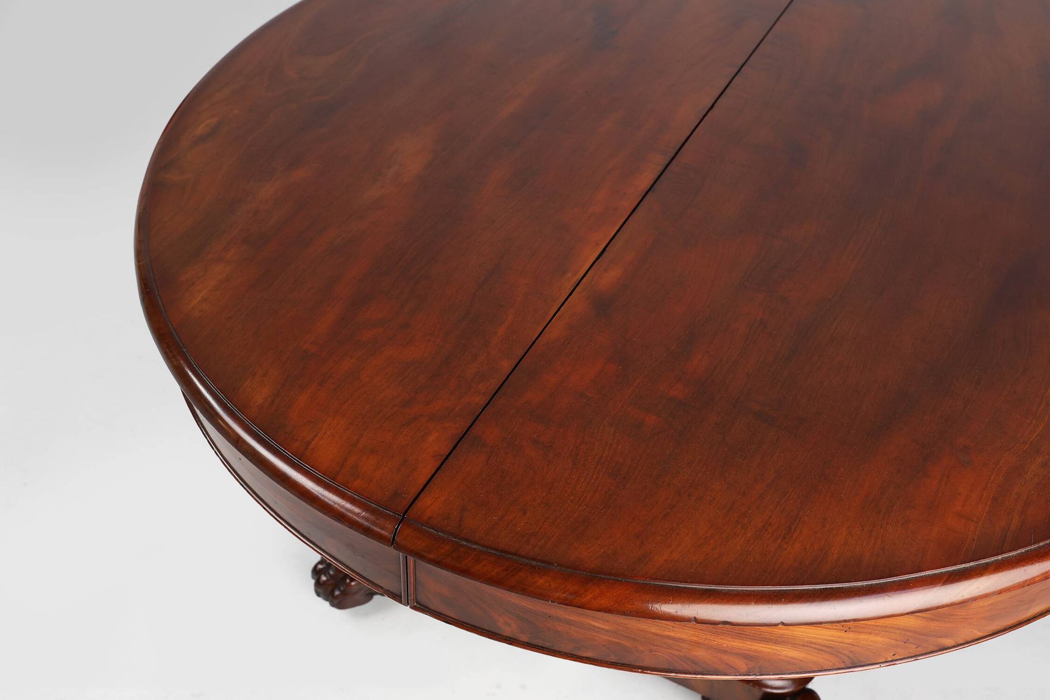 Extendable Antique English Dining Table in Victorian style, ca. 1830